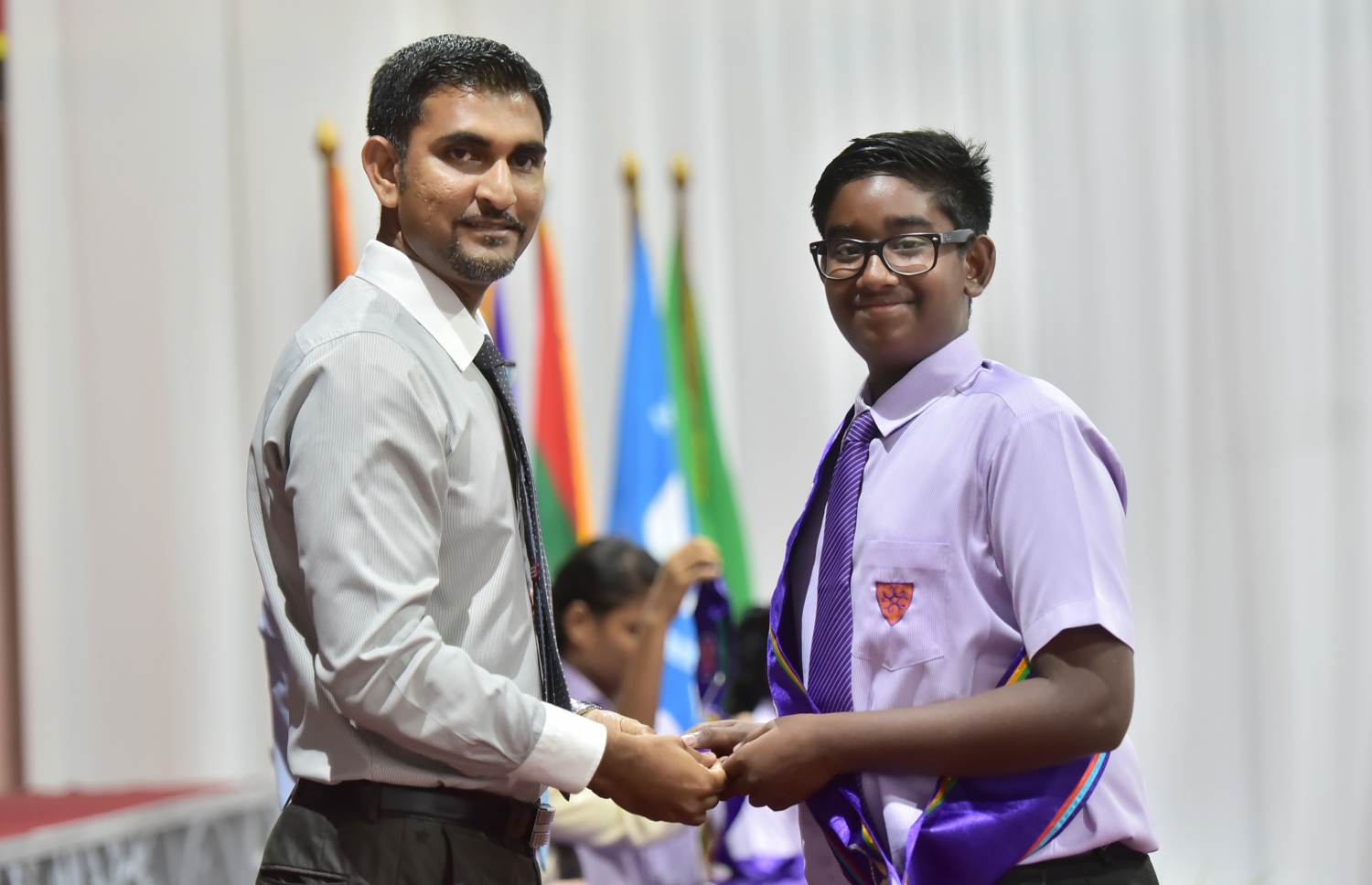 ފެބްރުއަރީ 27، 2017- ޣިޔާސުއްދިން އިންޓަނޭޝަނަލް ސްކޫލުގެ ޕްރިފެކްޓް ބޯޑާއި ކްލަބުތަކުގެ މަގާމުތަކަށް ހޮވުނު ދަރިވަރުން މަގާމުގެ ސޭޝް އަދި ޓެގް ހަވާލުކުރުމުގެ ރަސްމިއްޔާތުގެ ތެރެއިން.---ފޮޓޯ: ހުސެއިން ވަހީދު/މިހާރު