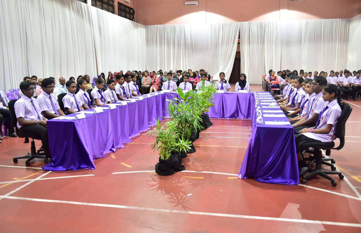 ފެބްރުއަރީ 27، 2017- ޣިޔާސުއްދިން އިންޓަނޭޝަނަލް ސްކޫލުގެ ޕްރިފެކްޓް ބޯޑާއި ކްލަބުތަކުގެ މަގާމުތަކަށް ހޮވުނު ދަރިވަރުން މަގާމުގެ ސޭޝް އަދި ޓެގް ހަވާލުކުރުމުގެ ރަސްމިއްޔާތުގެ ތެރެއިން.---ފޮޓޯ: ހުސެއިން ވަހީދު/މިހާރު