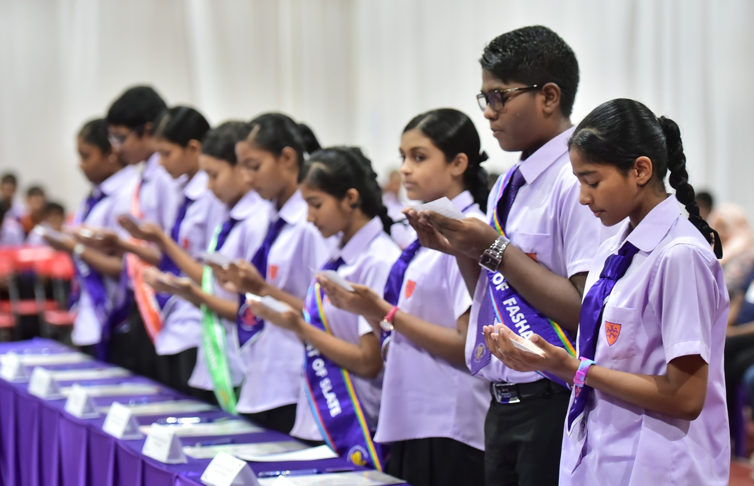 ފެބްރުއަރީ 27، 2017- ޣިޔާސުއްދިން އިންޓަނޭޝަނަލް ސްކޫލުގެ ޕްރިފެކްޓް ބޯޑާއި ކްލަބުތަކުގެ މަގާމުތަކަށް ހޮވުނު ދަރިވަރުން ހުވާކުރަނީ.---ފޮޓޯ: ހުސެއިން ވަހީދު/މިހާރު