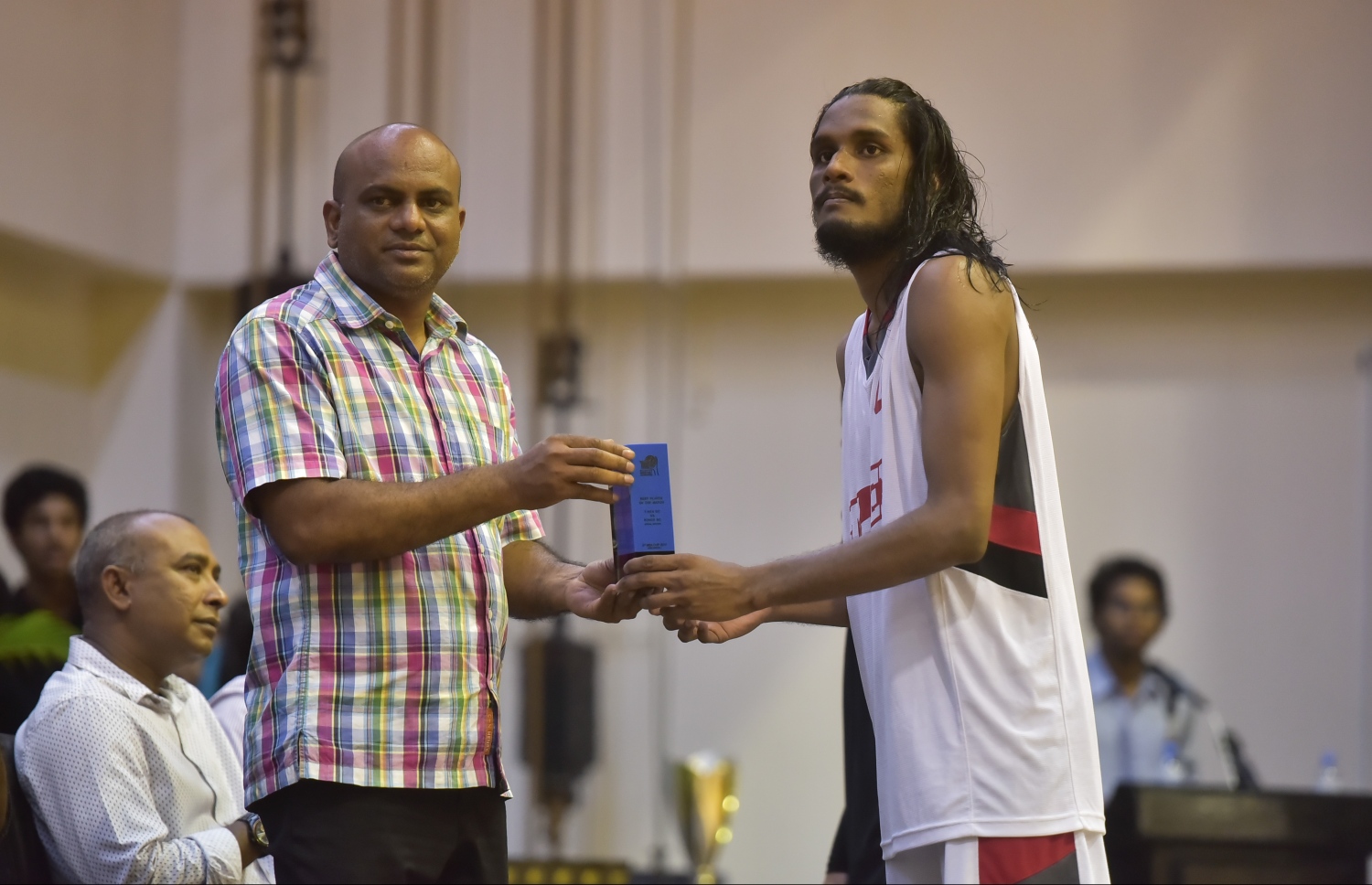 މޮޅު ކުޅުންތެރިޔާގެ މަގާމް ހޯދި ޗިކު (ކ) އަށް ވޮލީބޯޅަ އެސޯސިއޭޝަނުގެ ރައީސް މުހައްމަދު ލަތީފް އިނާމް ދެއްވަނީ. --ފޮޓޯ: ނިޝާން އަލީ/ މިހާރު