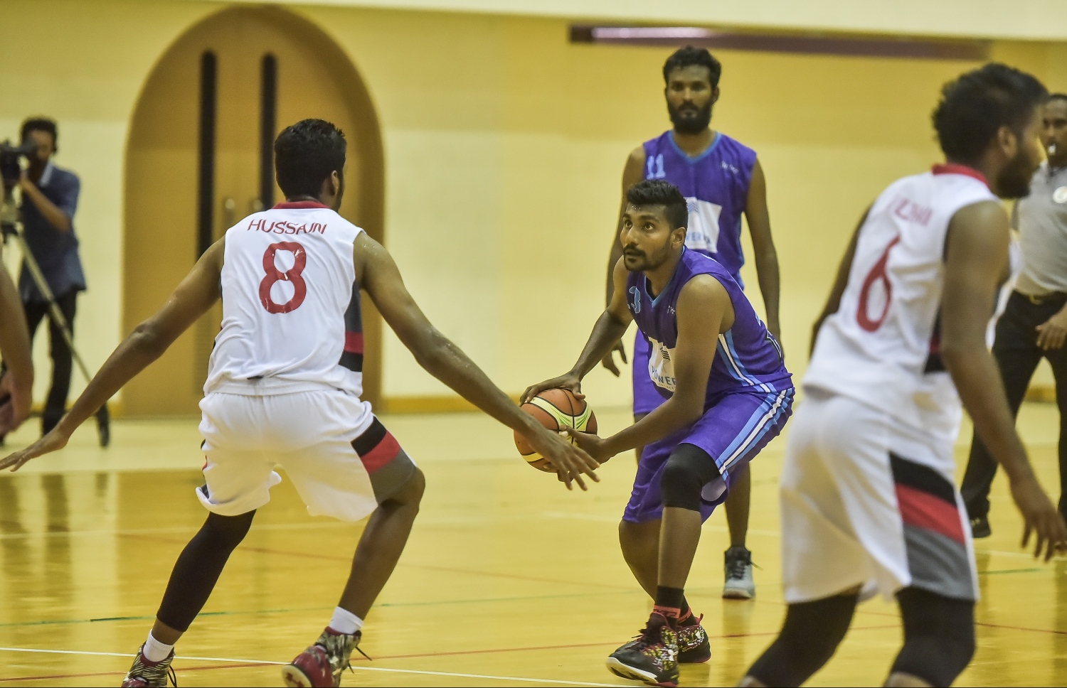 ކިންގްސްގެ ފިރާޝް (މ) އަތުން ބޯޅަ ހޯދަން ޓީރެކްސްގެ ޗިކަނޭ މަސައްކަތްކުރަނީ. --ފޮޓޯ: ނިޝާން އަލީ/ މިހާރު