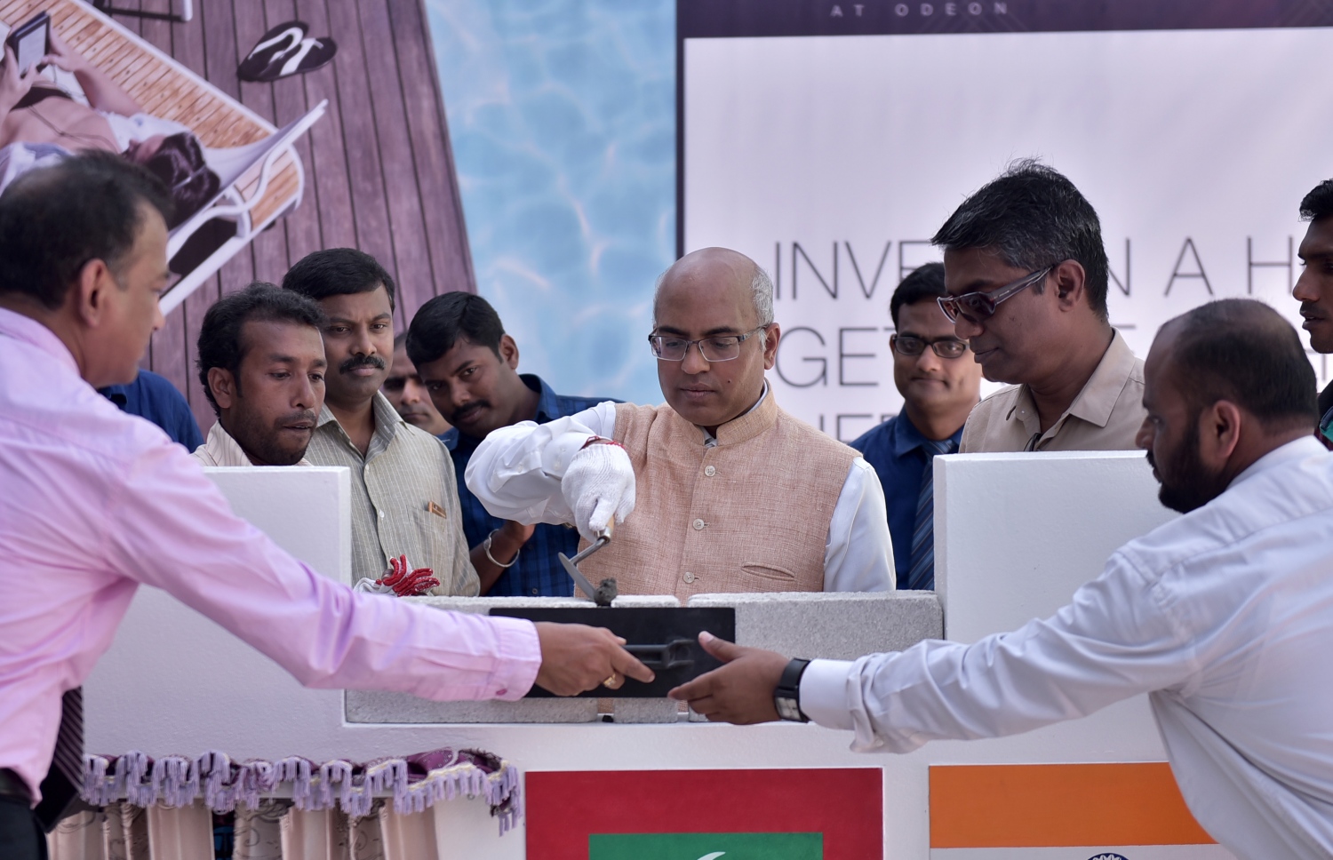 ޓާޓާ ހައުސިން އިން އޯޑިއޯން ހުރިތަނުގައި އަޅާ މަތީ ފެންވަރުގެ އެޕާޓްމަންޓް ބިލްޑިންގެ ބިންގާ އިންޑިއާ ސަފީރު މިއަދު އަޅުއްވައިދެއްވަނީ. ފޮޓޯ: ހުސެއިން ވަހީދު /މިހާރު