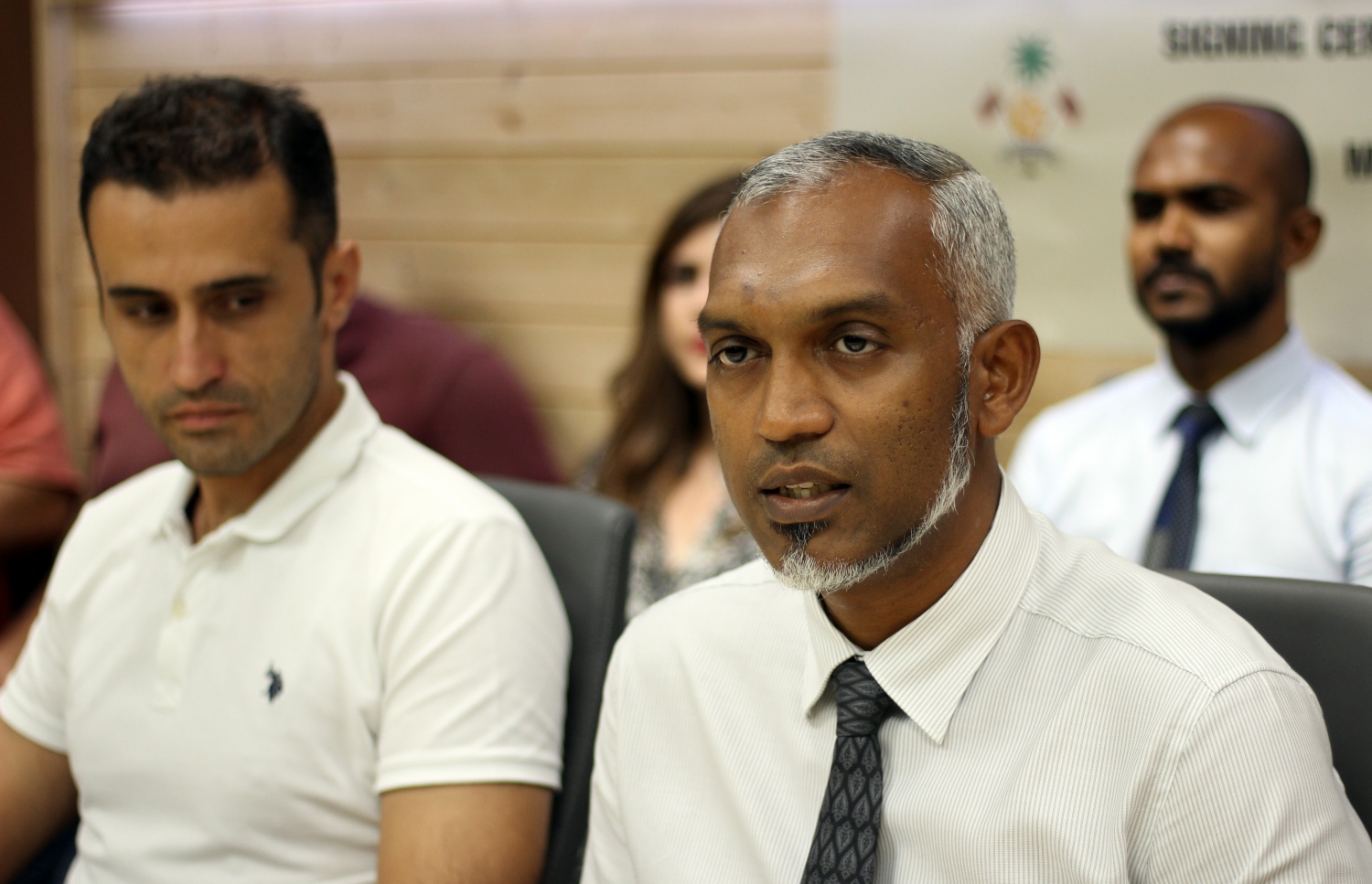 ކިންގް ސަލްމާން މިސްކިތް އިމާރާތް ކުރުމުގެ މަސައްކަތް ތުރުކީގެ ކުންފުންޏާ ހަވާލުކުރުމަށް މިއަދު ހަވީރު ބޭއްވި ރަސްމިއްޔާތުގައި މިނިސްޓަރު މުއިއްޒު ވާހަކަ ދައްކަވަނީ. ޓާމެކްސް ކުންފުންޏަކީ މި މަސައްކަތަށް ގާބިލް ކުންފުންޏެއް ކަމަށް އޭނާ ވިދާޅުވި.--- ފޮޓޯ: ހުސެއިން ވަހީދު/ މިހާރު