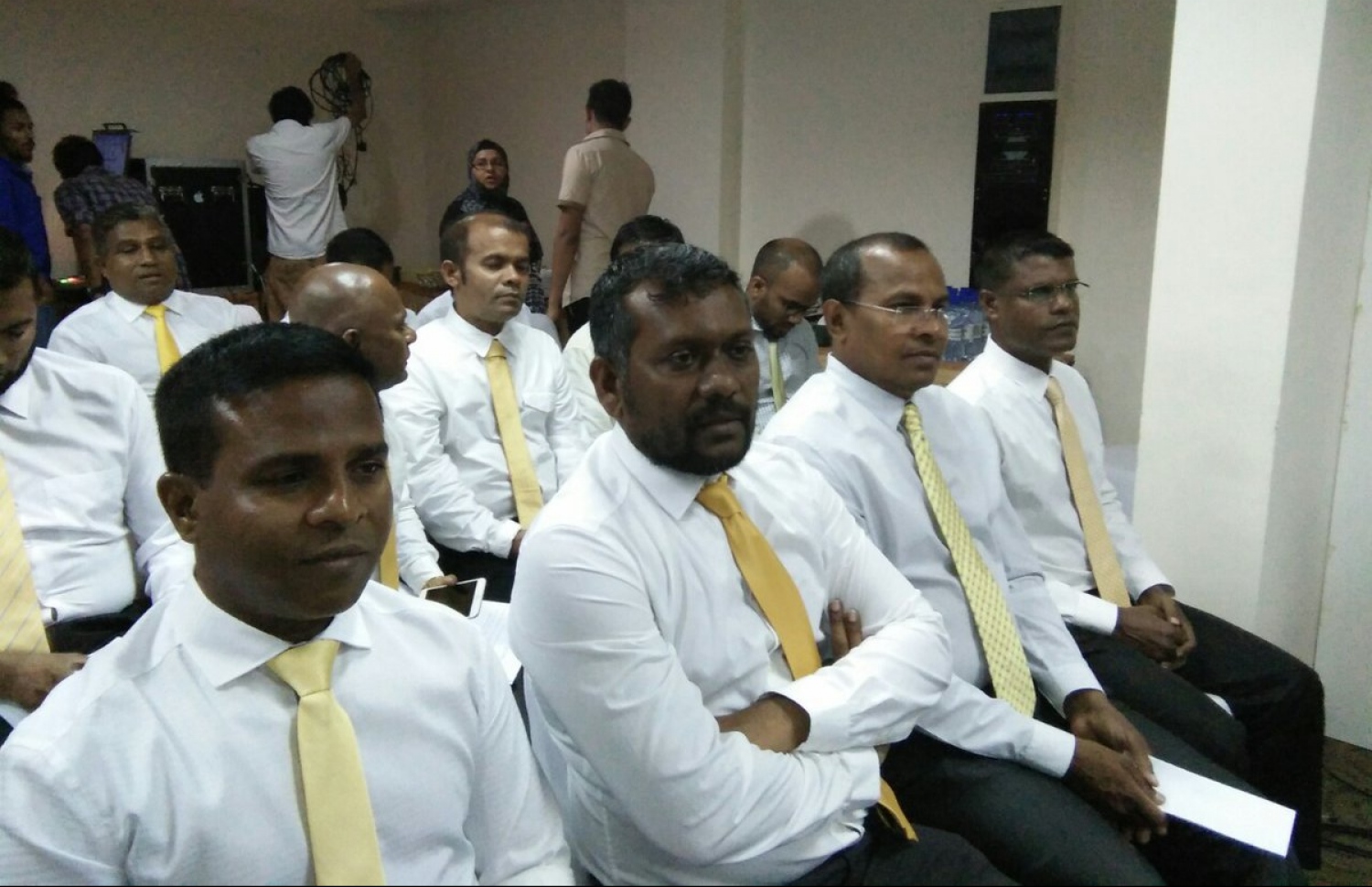 އެމްޑީޕީ ގައުމީ މަޖިލީހުގެ ރޭގެ ބައްދަލުވުން ކުރިއަށް ގެންދަނީ: ފ. އަތޮޅު ވިއްކުމާ ދެކޮޅަށް މުޒާހަރާ ކުރަން ޖެހޭ ކަމަށް ބައެއް މެމްބަރުން ވިދާޅުވި.--- ފޮޓޯ: އެމްޑީޕީ