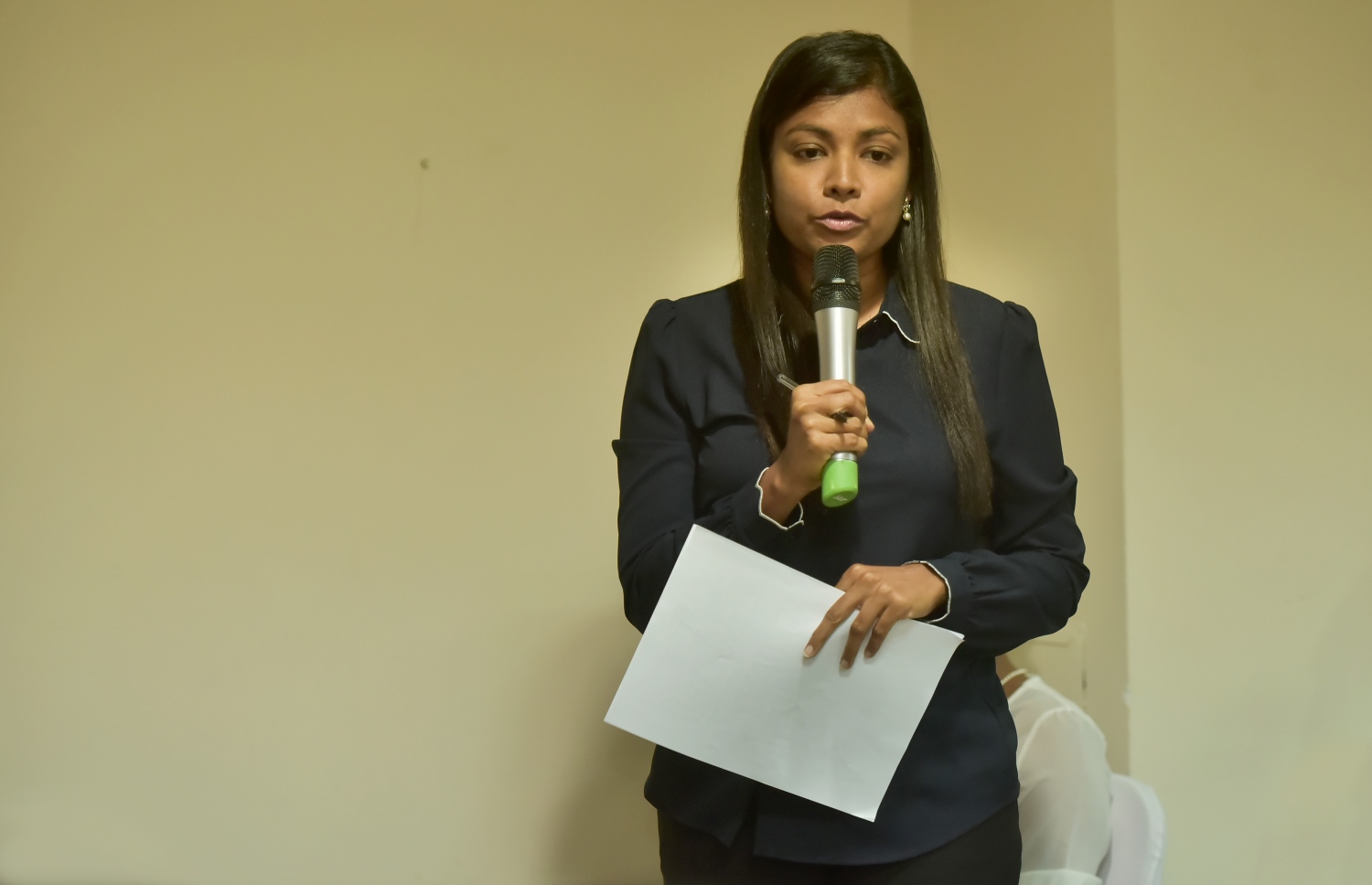 މާލެ: ފެބްރުއަރީ 28، 2017- އެމްޑީޕީގެ ގައުމީ މަޖިލިހުގެ 151 ވަނަ ބައްދަލުވުމުގައި އައްޑޫ މީދޫ ދާއިރާގެ މެމްބަރު ރޮޒެއިނާ އާދަމް، ބިން ވިއްކުމާ ދެކޮޅު ގަރާރަށް ބަހުސް ކުރައްވަނީ.---ފޮޓޯ: ހުސެއިން ވަހީދު/މިހާރު