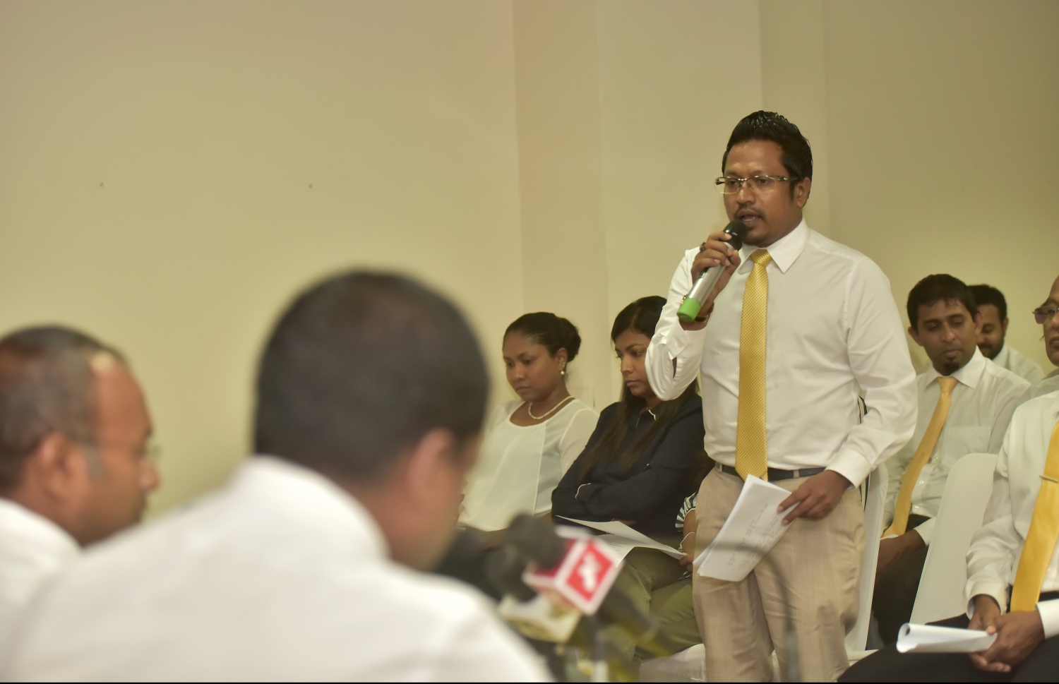 މާލެ: ފެބްރުއަރީ 28، 2017- އެމްޑީޕީގެ ގައުމީ މަޖިލިހުގެ 151 ވަނަ ބައްދަލުވުމުގައި މާފަންނު އުތުރު ދާއިރާގެ މެމްބަރު އަދި އެމްޑީޕީގެ ސްޕޯކްސްޕާސަން އިމްތިޔާޒް ފަހުމީ، ބިން ވިއްކުމާ ދެކޮޅު ގަރާރަށް ބަހުސް ކުރައްވަނީ.---ފޮޓޯ: ހުސެއިން ވަހީދު/މިހާރު