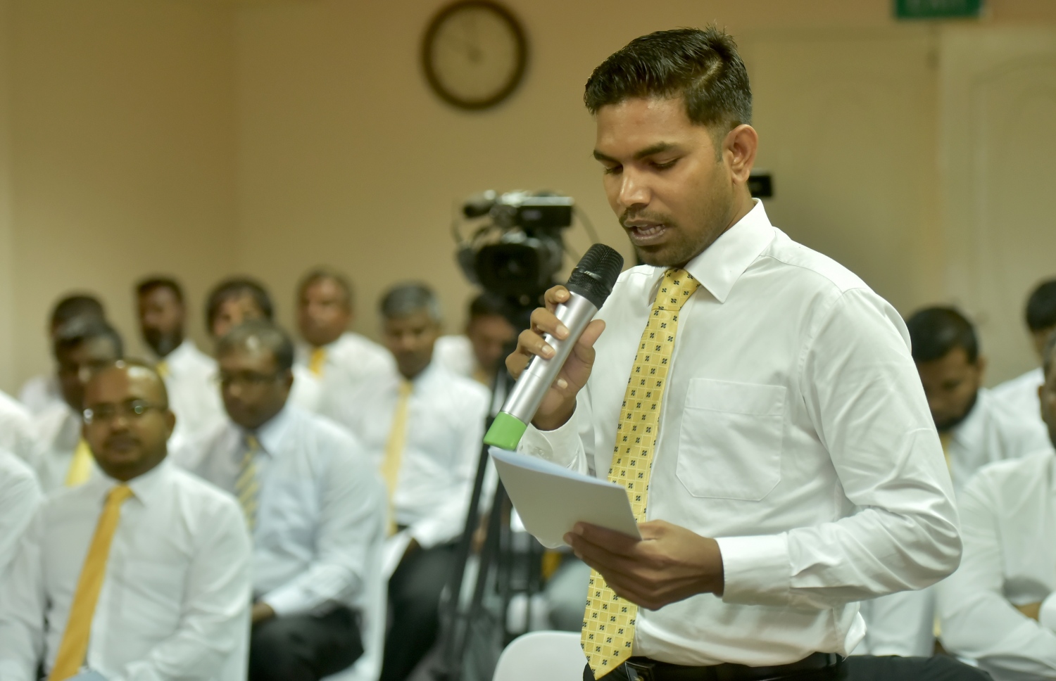 މާލެ: ފެބްރުއަރީ 28، 2017- އެމްޑީޕީގެ ގައުމީ މަޖިލިހުގެ 151 ވަނަ ބައްދަލުވުމުގައި އެ ޕާޓީގެ ނައިބު ރައީސް މުހައްމަދު ޝިފާޒް، ބިން ވިއްކުމާ ދެކޮޅު ގަރާރަށް ބަހުސް ކުރައްވަނީ.---ފޮޓޯ: ހުސެއިން ވަހީދު/މިހާރު