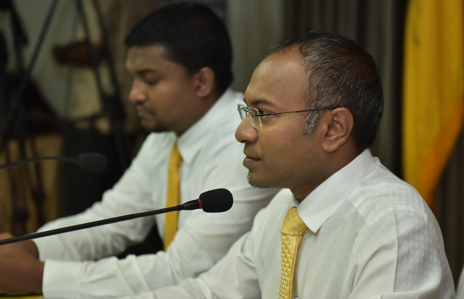 މާލެ: ފެބްރުއަރީ 28، 2017- އެމްޑީޕީގެ ގައުމީ މަޖިލިހުގެ 151 ވަނަ ބައްދަލުވުން އެ ޕާޓީގެ ޗެއާޕާސަން ހަސަން ލަތީފް މާބްލް ހޮޓަލުގައި ކުރިއަށް ގެންދަވަނީ: މި ބައްދަލުވުމުގައި ވަނީ ގާނޫނާއި ގަވައިދާ ހިލާފަށް ބިންތައް ވިއްކުމާ ދެކޮޅު ގަރާރެއް ފާސްކޮށްފައި.---ފޮޓޯ: ހުސެއިން ވަހީދު/މިހާރު