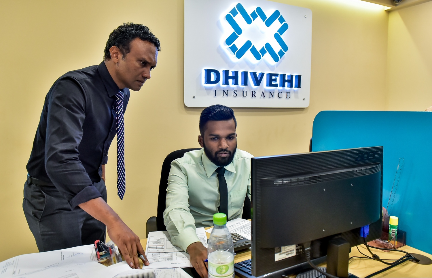 ދިވެހި އިންޝުއަރެންސްގެ އޮފީހުގައި ވާހިދު އެތަނުގެ މުވައްޒަފަކާ ވާހަކަދައްކަވަނީ. ފޮޓޯ: ނިޝާން އަލީ /މިހާރު