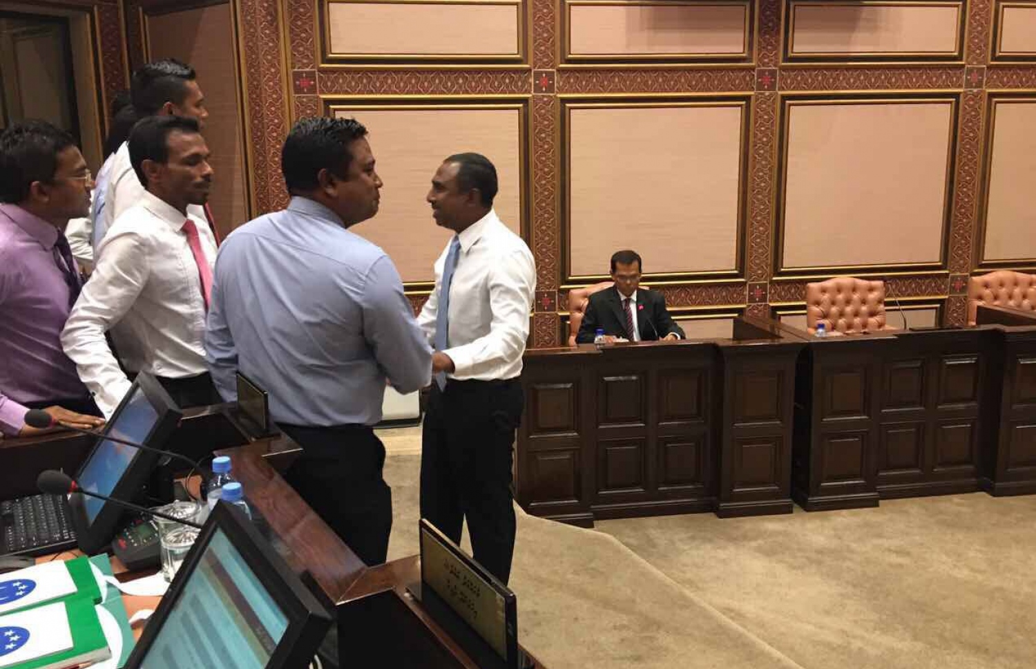 މަޖިލީހުގެ ރައީސް މަސީހު، ވަޒީރުން ތިއްބަވާ ތަނުން ގޮނޑިއެއްގައި އިންނަވައިގެން މިއަދު މަޖިލިސް ކުރިއަށް ގެންދަވަނީ.