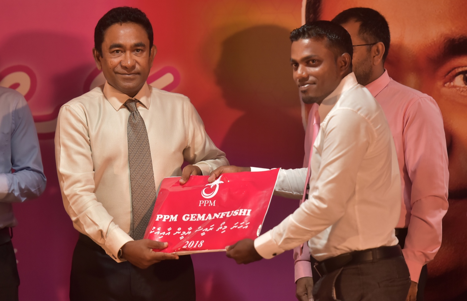 މާލެ: މާޗް 1، 2017- ގއ. އަތޮޅުން ޕީޕީއެމާ އަލަށް ގުޅުނު މީހުންގެ ފޯމުތަކަކާ ރައީސް ޔާމީން އަދި ޕީޕީއެމްގެ މުސްތަޝާރު ހަވާލުވެވަޑައިގަންނަވަނީ.---ފޮޓޯ: ހުސެއިން ވަހީދު/މިހާރު