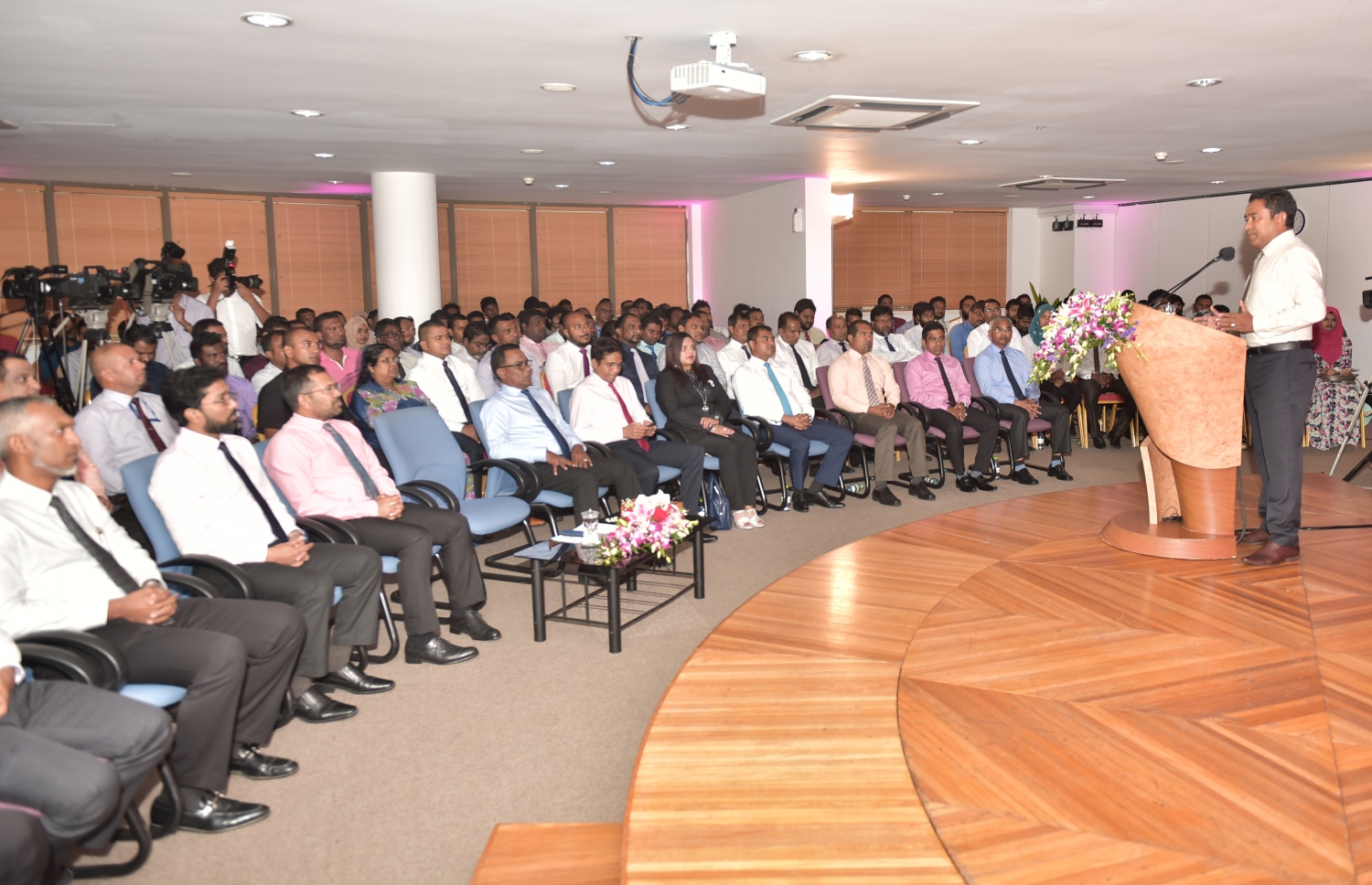 މާލެ: މާޗް 1، 2017- ގއ. އަތޮޅުން ޕީޕީއެމާ އަލަށް ގުޅުނު މީހުންގެ ފޯމުތައް އެ ޕާޓީއާ ހަވާލުކުރުމަށް ބޭއްވި ރަސްމިއްޔާތުގައި ރައީސް ޔާމީން ވާހަކަފުޅު ދައްކަވަނީ.---ފޮޓޯ: ހުސެއިން ވަހީދު/މިހާރު