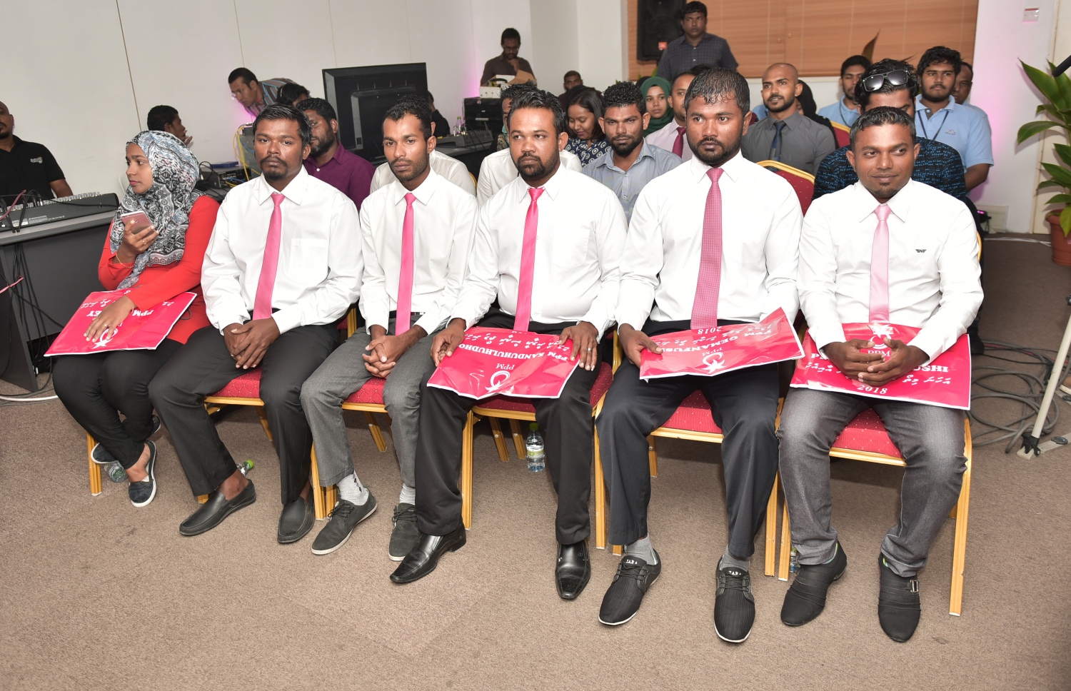 މާލެ: މާޗް 1، 2017- ގއ. އަތޮޅުން ޕީޕީއެމާ އަލަށް ގުޅުނު މީހުންގެ ފޯމުތައް އެ ޕާޓީއާ ހަވާލުކުރުމަށް ބޭއްވި ރަސްމިއްޔާތުގެ ތެރެއިން---ފޮޓޯ: ހުސެއިން ވަހީދު/މިހާރު