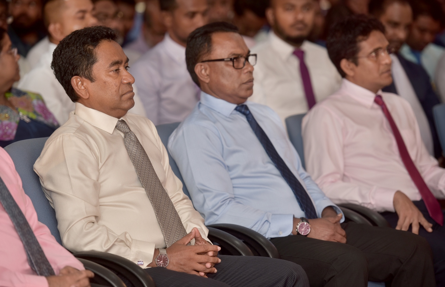 މާލެ: މާޗް 1، 2017- ގއ. އަތޮޅުން ޕީޕީއެމާ އަލަށް ގުޅުނު މީހުންގެ ފޯމުތައް އެ ޕާޓީއާ ހަވާލުކުރުމަށް ބޭއްވި ރަސްމިއްޔާތުގައި ރައީސް އަބްދުﷲ ޔާމީނާއި ޕީޕީއެމްގެ ނައިބު ރައީސް އަބްދުއްރަހީމް އަބްދުﷲ ބައިވެރިވެވަޑައިގަންނަވަނީ.---ފޮޓޯ: ހުސެއިން ވަހީދު/މިހާރު