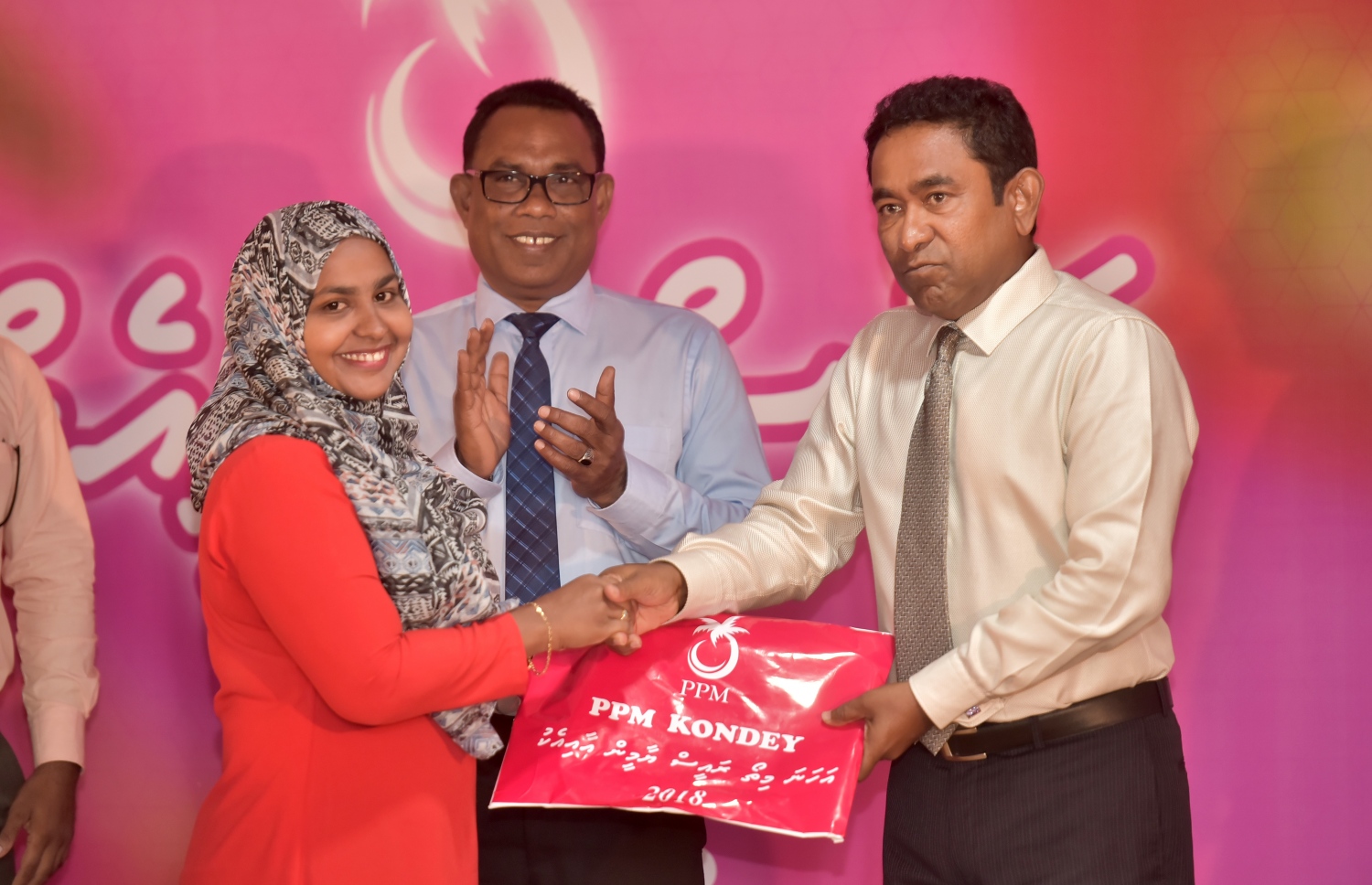 މާލެ: މާޗް 1، 2017- ގއ. އަތޮޅުން ޕީޕީއެމާ އަލަށް ގުޅުނު މީހުންގެ ފޯމުތަކަކާ ރައީސް ޔާމީން އަދި ޕީޕީއެމްގެ މުސްތަޝާރު ހަވާލުވެވަޑައިގަންނަވަނީ.---ފޮޓޯ: ހުސެއިން ވަހީދު/މިހާރު