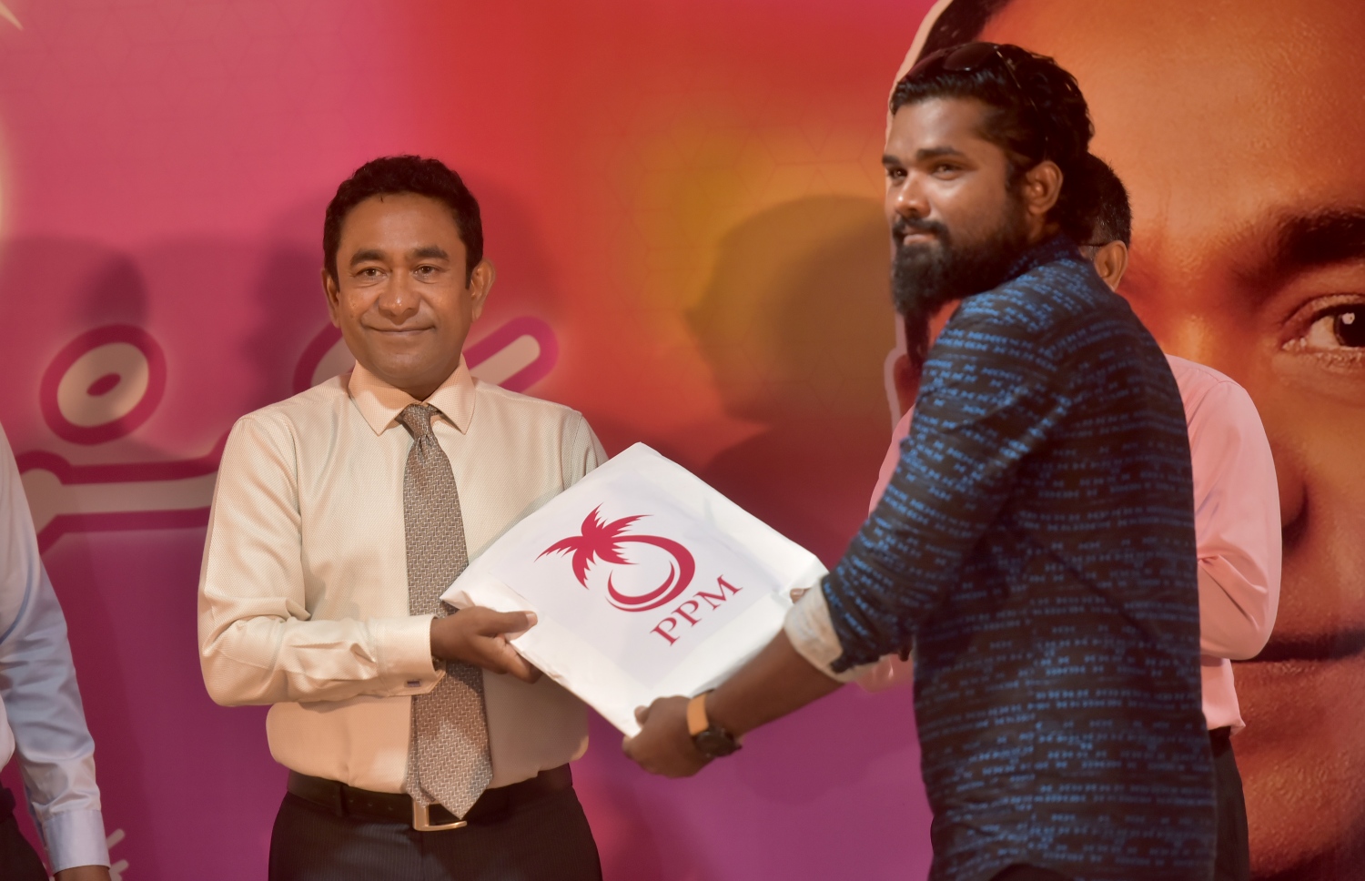 މާލެ: މާޗް 1، 2017- ގއ. އަތޮޅުން ޕީޕީއެމާ އަލަށް ގުޅުނު މީހުންގެ ފޯމުތަކަކާ ރައީސް ޔާމީން އަދި ޕީޕީއެމްގެ މުސްތަޝާރު ހަވާލުވެވަޑައިގަންނަވަނީ.---ފޮޓޯ: ހުސެއިން ވަހީދު/މިހާރު