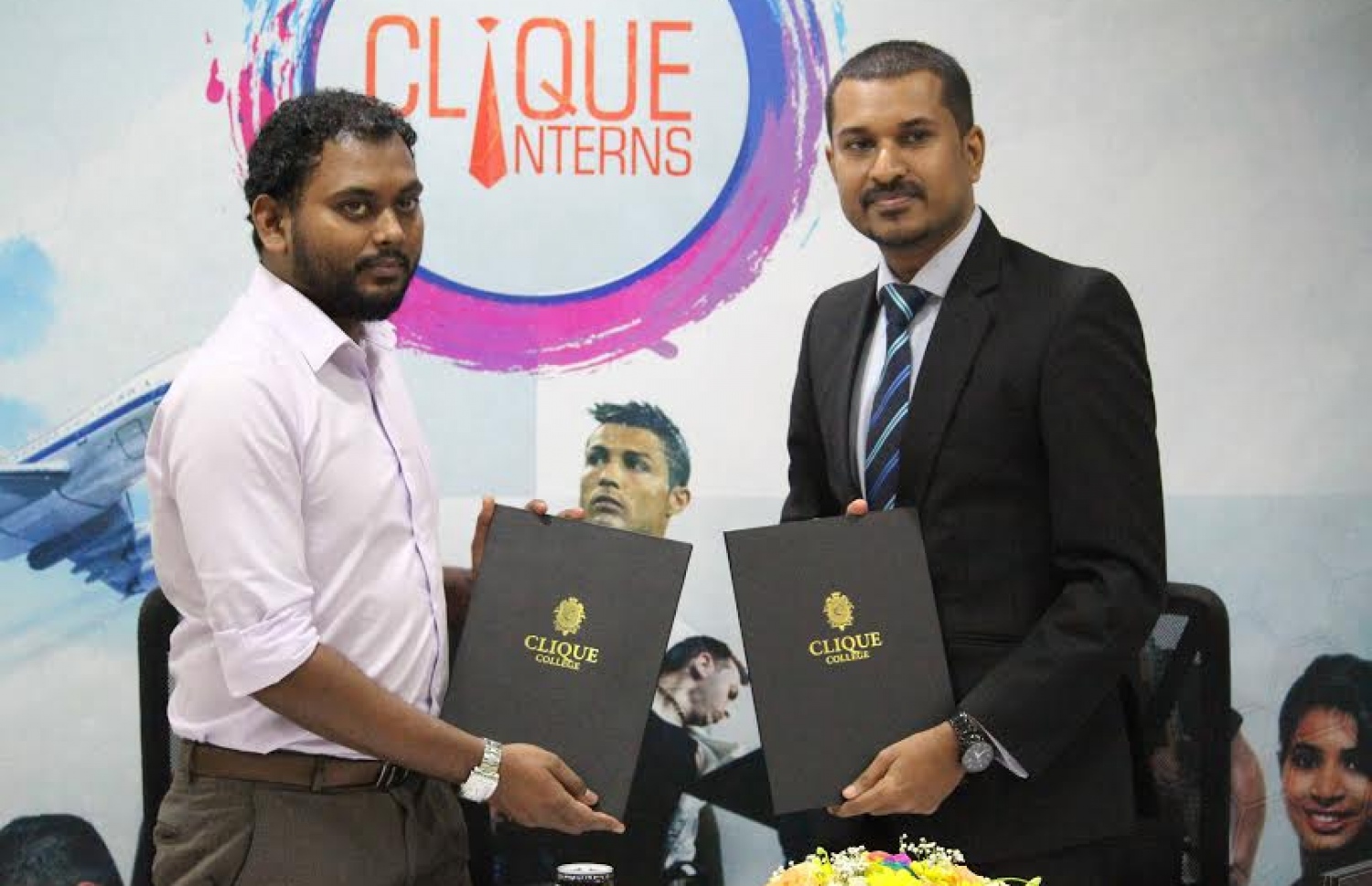 ކްލިކް ކޮލެޖު އިންޓާން ޕްރޮގްރާމްގެ މީޑިއާ ޕާޓްނަރަކަށް "މިހާރު" ހަމަޖެއްސިކަމުގެ އެއްބަސްވުމުގައި، މިހާރުގެ މާކެޓިން މެނޭޖަރު ޝަމްއޫން (ވ) އަދި ކްލިކްގެ އޮފިޝަލަކު ސޮއިކުރެއްވުމަށް ފަހު ފޮޓޯއަކަށް ހުއްޓިލައިގެން.-- ފޮޓޯ: ކްލީކް ކޮލެޖް