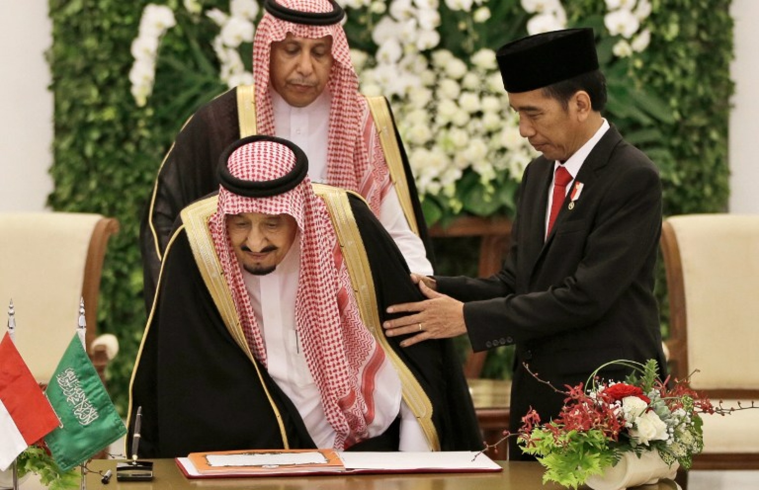 އިންޑޮނީޝިއާގެ ރައީސް ވިޑޯޑޯއާ އެކު ބާއްވާ ބައްދަލުވުމުގައި ސަލްމާން ރަސްގެފާން އިށީނދެވަޑައިގަތުމަށް ރައީސް ވިޑޯޑޯ އެހީތެރިވެވަޑައިގަންނަވަނީ. --ފޮޓޯ:އޭއެފްޕީ