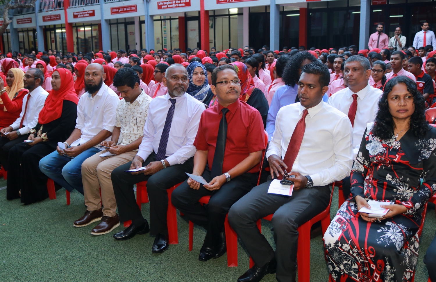 މާލެ: ފެބްރުއަރީ 28، 2017- އިސްކަންދަރު ސްކޫލުގެ ޕްރިފެކްޓް ބޯޑާއި ކްލަބުތަކުގެ މަގާމުތަކަށް ހޮވުނު ދަރިވަރުން ހުވާކުރުމަށް ބޭއްވި ރަސްމިއްޔާތުގެ ތެރެއިން---ފޮޓޯ: އިސްކަންދަރު ސްކޫލް