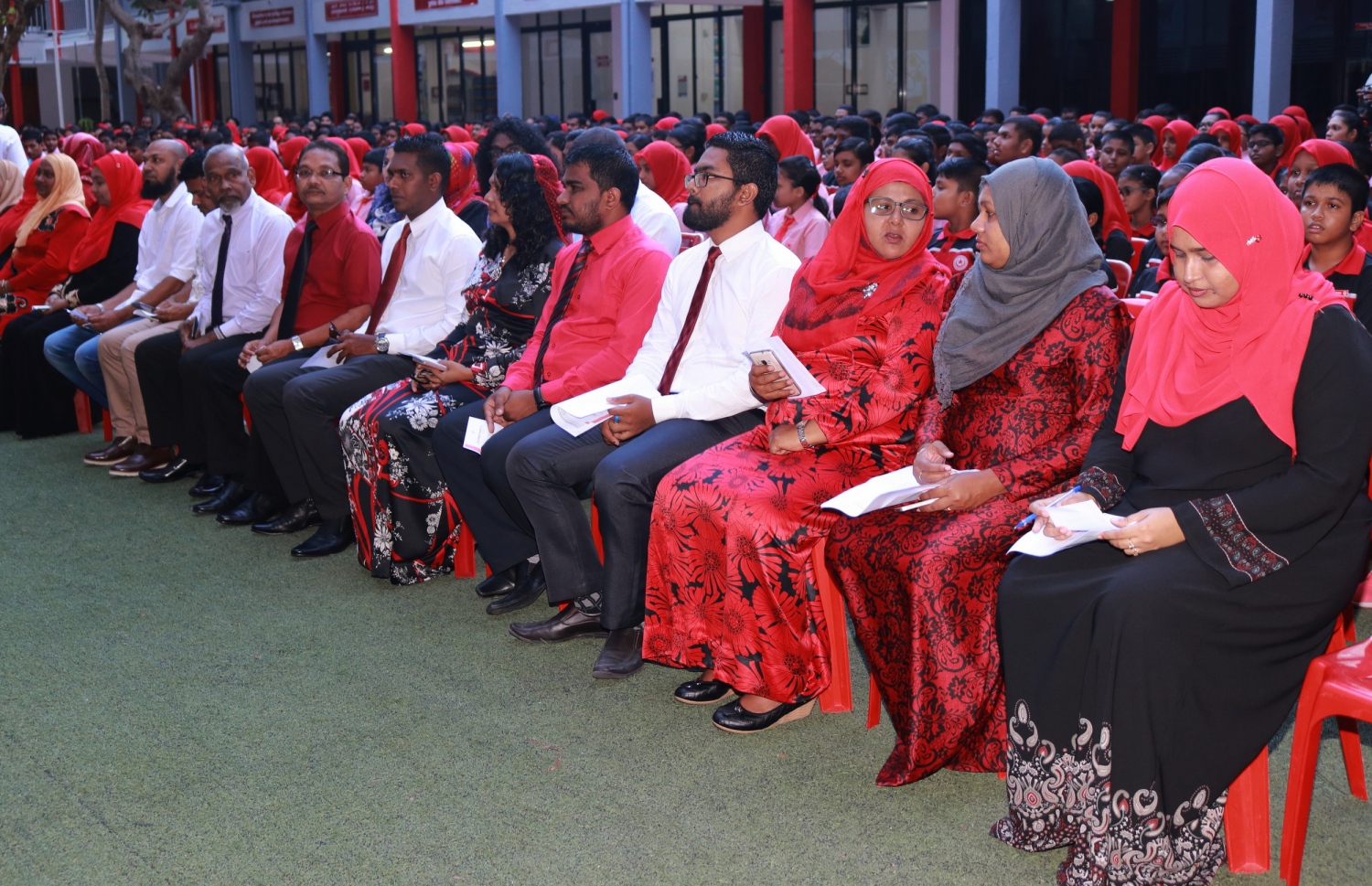 މާލެ: ފެބްރުއަރީ 28، 2017- އިސްކަންދަރު ސްކޫލުގެ ޕްރިފެކްޓް ބޯޑާއި ކްލަބުތަކުގެ މަގާމުތަކަށް ހޮވުނު ދަރިވަރުން ހުވާކުރުމަށް ބޭއްވި ރަސްމިއްޔާތުގެ ތެރެއިން---ފޮޓޯ: އިސްކަންދަރު ސްކޫލް