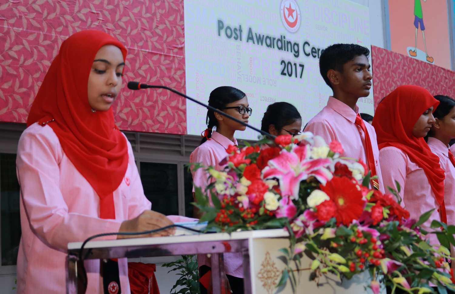 މާލެ: ފެބްރުއަރީ 28، 2017- އިސްކަންދަރު ސްކޫލުގެ ޕްރިފެކްޓް ބޯޑާއި ކްލަބުތަކުގެ މަގާމުތަކަށް ހޮވުނު ދަރިވަރުން ހުވާކުރުމަށް ބޭއްވި ރަސްމިއްޔާތުގައި ދަރިވަރަކު ވާހަކަ ދައްކަނީ.---ފޮޓޯ: އިސްކަންދަރު ސްކޫލް