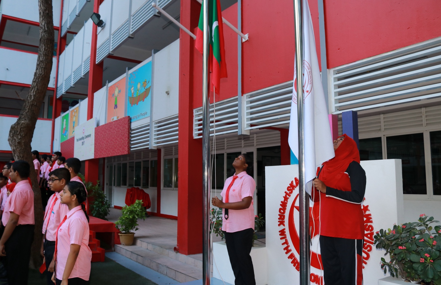 މާލެ: ފެބްރުއަރީ 28، 2017- އިސްކަންދަރު ސްކޫލުގެ ޕްރިފެކްޓް ބޯޑާއި ކްލަބުތަކުގެ މަގާމުތަކަށް ހޮވުނު ދަރިވަރުން ހުވާކުރުމަށް ބޭއްވި ރަސްމިއްޔާތުގެ ތެރެއިން---ފޮޓޯ: އިސްކަންދަރު ސްކޫލް