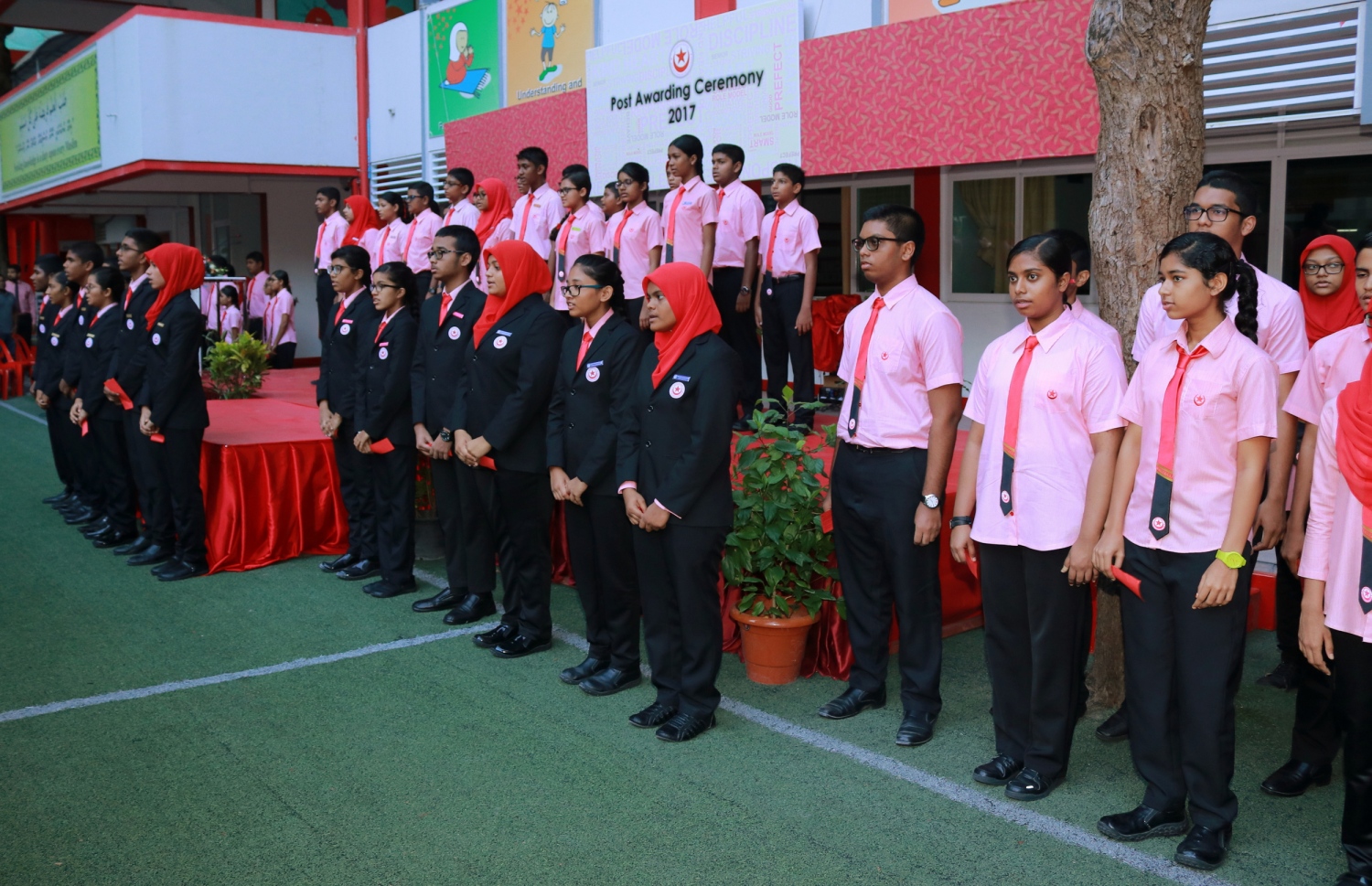 މާލެ: ފެބްރުއަރީ 28، 2017- އިސްކަންދަރު ސްކޫލުގެ ޕްރިފެކްޓް ބޯޑާއި ކްލަބުތަކުގެ މަގާމުތަކަށް ހޮވުނު ދަރިވަރުން ހުވާކުރުމަށް ބޭއްވި ރަސްމިއްޔާތުގެ ތެރެއިން.---ފޮޓޯ: އިސްކަންދަރު ސްކޫލް