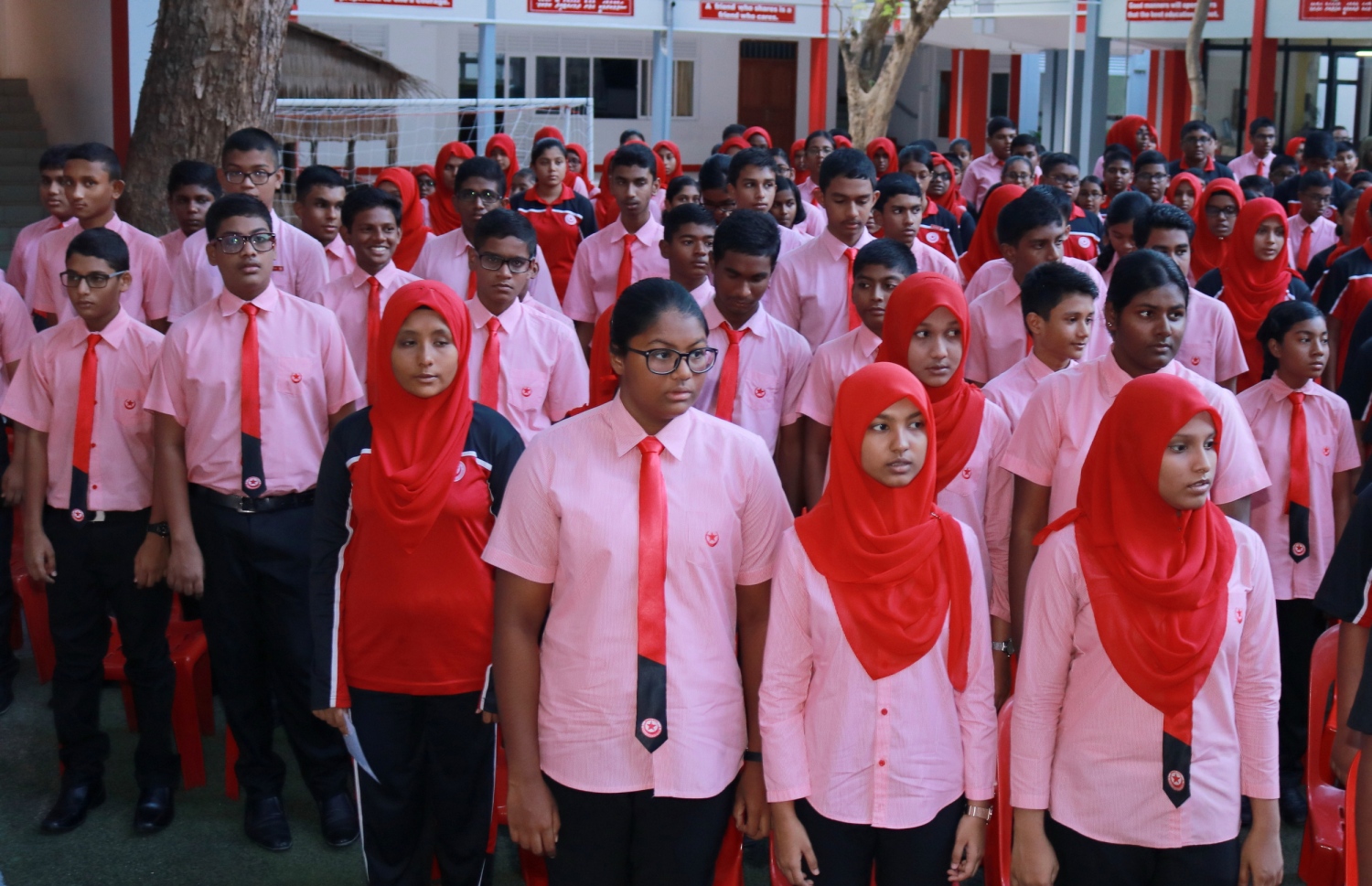 މާލެ: ފެބްރުއަރީ 28، 2017- އިސްކަންދަރު ސްކޫލުގެ ޕްރިފެކްޓް ބޯޑާއި ކްލަބުތަކުގެ މަގާމުތަކަށް ހޮވުނު ދަރިވަރުން ހުވާކުރުމަށް ބޭއްވި ރަސްމިއްޔާތުގެ ތެރެއިން---ފޮޓޯ: އިސްކަންދަރު ސްކޫލް