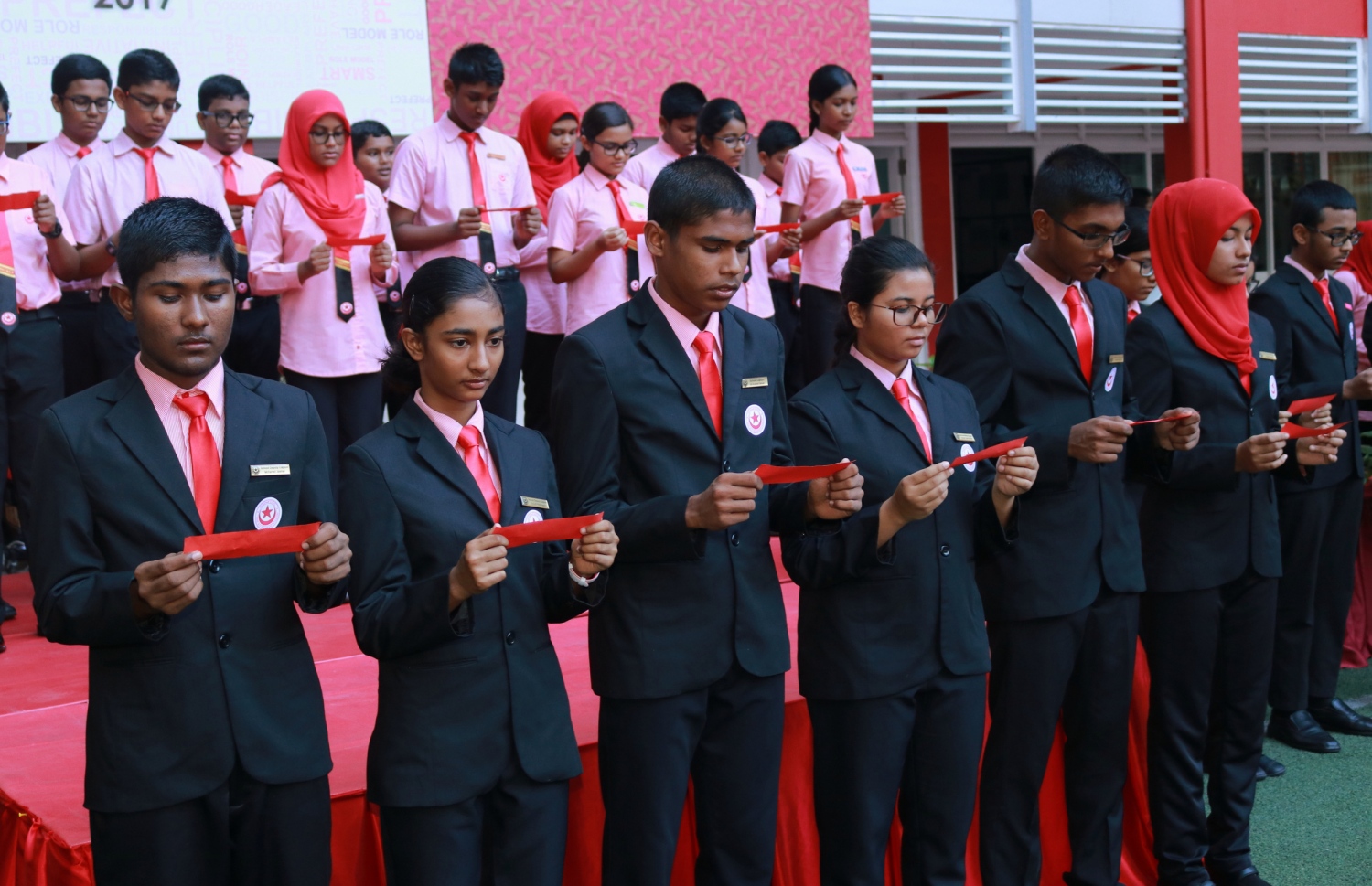 މާލެ: ފެބްރުއަރީ 28، 2017- އިސްކަންދަރު ސްކޫލުގެ ޕްރިފެކްޓް ބޯޑާއި ކްލަބުތަކުގެ މަގާމުތަކަށް ހޮވުނު ދަރިވަރުން ހުވާކުރުމަށް ބޭއްވި ރަސްމިއްޔާތުގައި މަގާމުތަކަށް ހޮވުނު ދަރިވަރުން ހުވާކުރަނީ---ފޮޓޯ: އިސްކަންދަރު ސްކޫލް