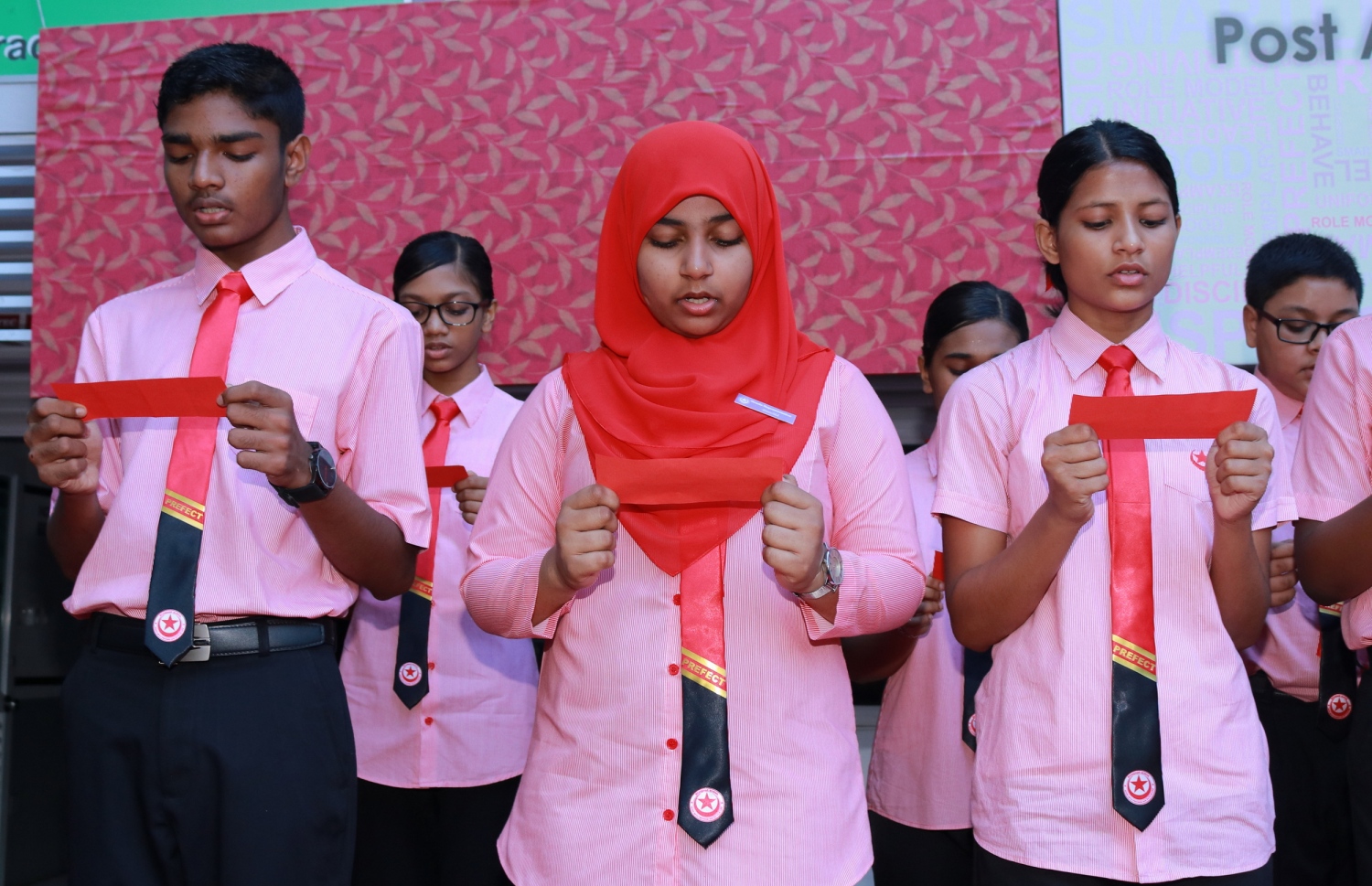 މާލެ: ފެބްރުއަރީ 28، 2017- އިސްކަންދަރު ސްކޫލުގެ ޕްރިފެކްޓް ބޯޑާއި ކްލަބުތަކުގެ މަގާމުތަކަށް ހޮވުނު ދަރިވަރުން ހުވާކުރުމަށް ބޭއްވި ރަސްމިއްޔާތުގައި މަގާމުތަކަށް ހޮވުނު ދަރިވަރުން ހުވާކުރަނީ---ފޮޓޯ: އިސްކަންދަރު ސްކޫލް