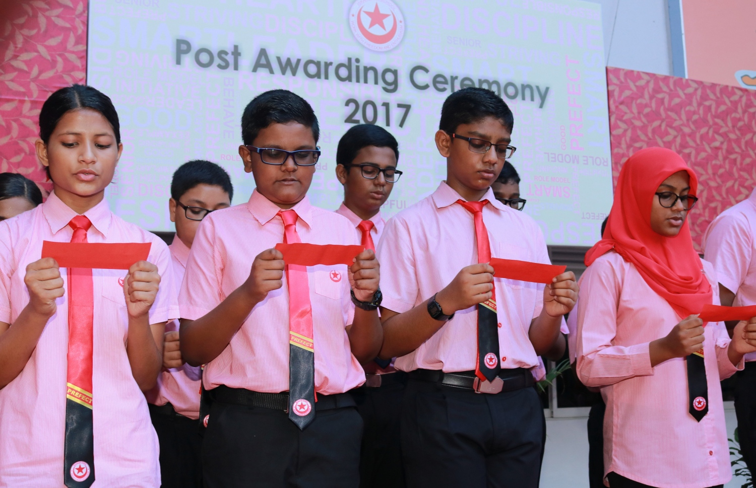 މާލެ: ފެބްރުއަރީ 28، 2017- އިސްކަންދަރު ސްކޫލުގެ ޕްރިފެކްޓް ބޯޑާއި ކްލަބުތަކުގެ މަގާމުތަކަށް ހޮވުނު ދަރިވަރުން ހުވާކުރުމަށް ބޭއްވި ރަސްމިއްޔާތުގައި މަގާމުތަކަށް ހޮވުނު ދަރިވަރުން ހުވާކުރަނީ---ފޮޓޯ: އިސްކަންދަރު ސްކޫލް