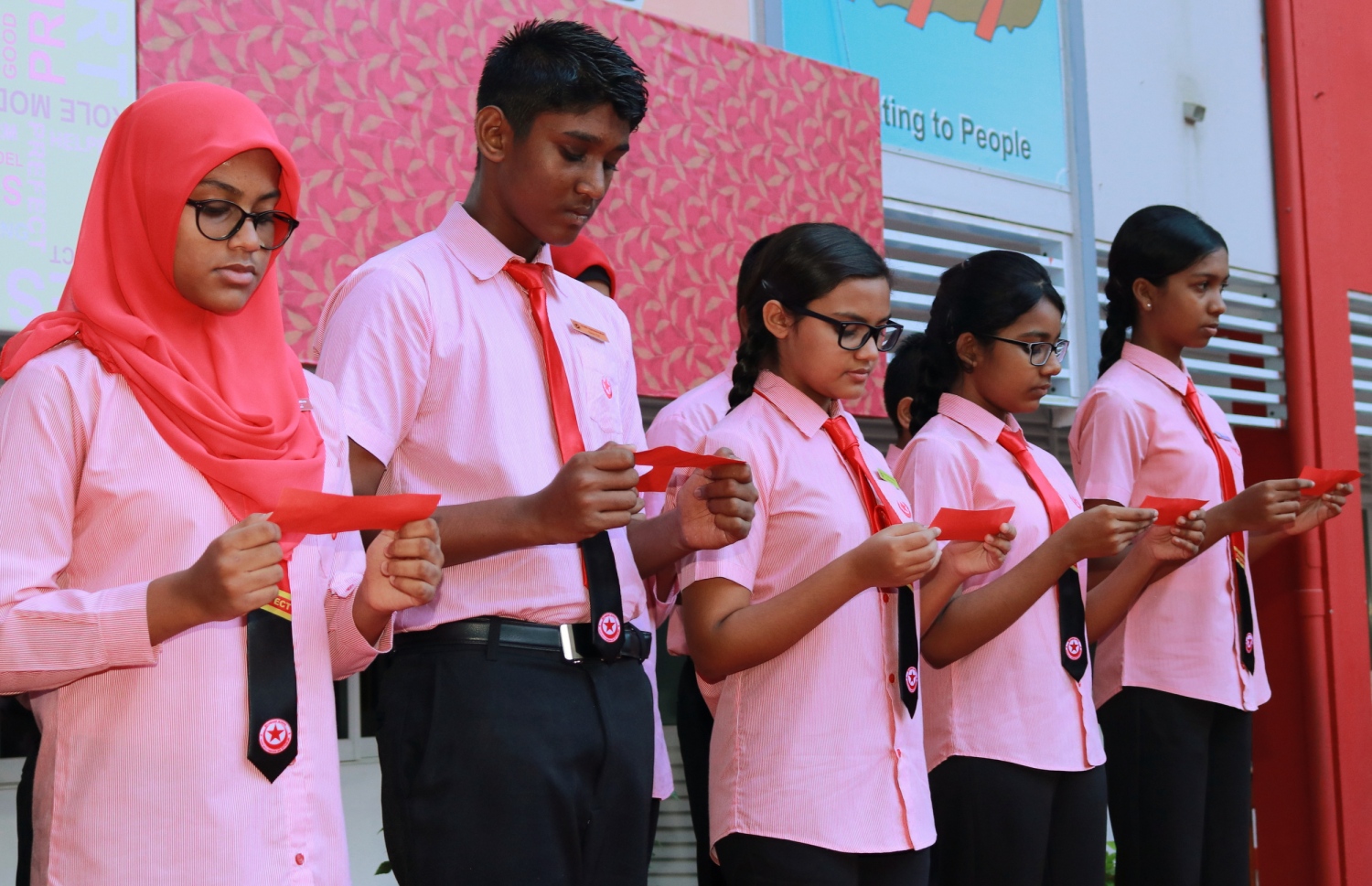 މާލެ: ފެބްރުއަރީ 28، 2017- އިސްކަންދަރު ސްކޫލުގެ ޕްރިފެކްޓް ބޯޑާއި ކްލަބުތަކުގެ މަގާމުތަކަށް ހޮވުނު ދަރިވަރުން ހުވާކުރުމަށް ބޭއްވި ރަސްމިއްޔާތުގައި މަގާމުތަކަށް ހޮވުނު ދަރިވަރުން ހުވާކުރަނީ---ފޮޓޯ: އިސްކަންދަރު ސްކޫލް