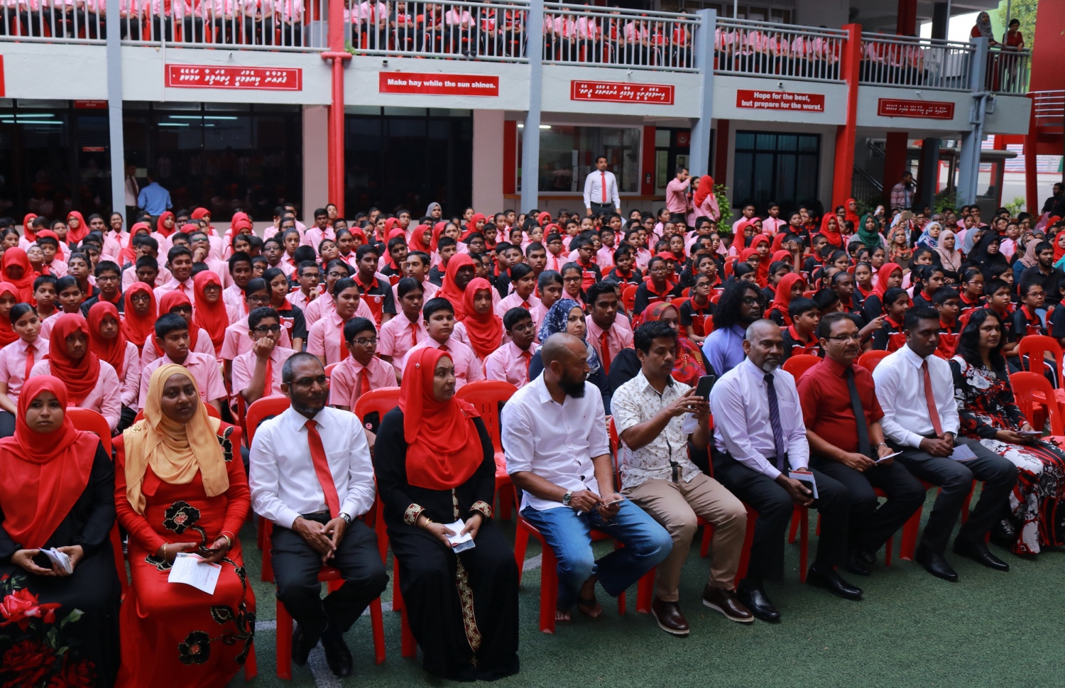 މާލެ: ފެބްރުއަރީ 28، 2017- އިސްކަންދަރު ސްކޫލުގެ ޕްރިފެކްޓް ބޯޑާއި ކްލަބުތަކުގެ މަގާމުތަކަށް ހޮވުނު ދަރިވަރުން ހުވާކުރުމަށް ބޭއްވި ރަސްމިއްޔާތުގެ ތެރެއިން.---ފޮޓޯ: އިސްކަންދަރު ސްކޫލް