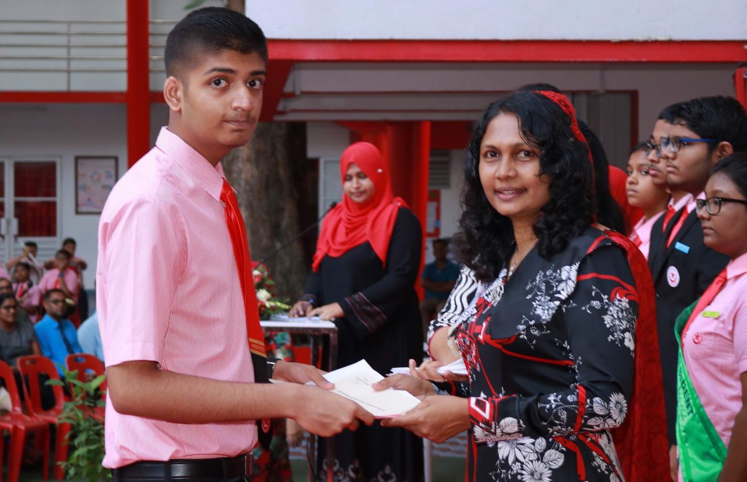 މާލެ: ފެބްރުއަރީ 28، 2017- އިސްކަންދަރު ސްކޫލުގެ ޕްރިފެކްޓް ބޯޑާއި ކްލަބުތަކުގެ މަގާމުތަކަށް ހޮވުނު ދަރިވަރުން ހުވާކުރުމަށް ބޭއްވި ރަސްމިއްޔާތުގައި ދަރިވަރަކަށް ސެޓިފިކެޓް ހަވާލު ކޮށްދެއްވަނީ.---ފޮޓޯ: އިސްކަންދަރު ސްކޫލް