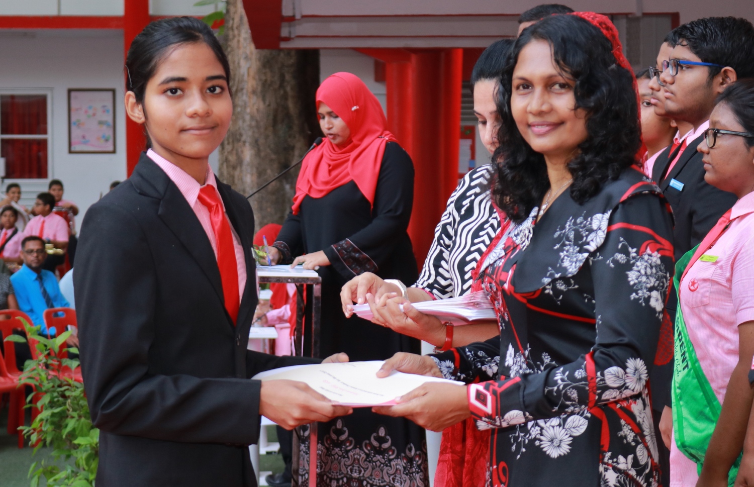 މާލެ: ފެބްރުއަރީ 28، 2017- އިސްކަންދަރު ސްކޫލުގެ ޕްރިފެކްޓް ބޯޑާއި ކްލަބުތަކުގެ މަގާމުތަކަށް ހޮވުނު ދަރިވަރުން ހުވާކުރުމަށް ބޭއްވި ރަސްމިއްޔާތުގައި ދަރިވަރަކަށް ސެޓިފިކެޓް ހަވާލު ކޮށްދެއްވަނީ.---ފޮޓޯ: އިސްކަންދަރު ސްކޫލް