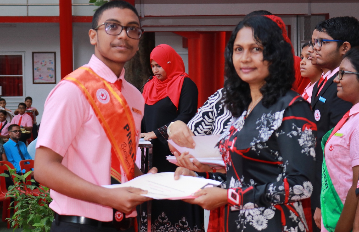 މާލެ: ފެބްރުއަރީ 28، 2017- އިސްކަންދަރު ސްކޫލުގެ ޕްރިފެކްޓް ބޯޑާއި ކްލަބުތަކުގެ މަގާމުތަކަށް ހޮވުނު ދަރިވަރުން ހުވާކުރުމަށް ބޭއްވި ރަސްމިއްޔާތުގައި ދަރިވަރަކަށް ސެޓިފިކެޓް ހަވާލު ކޮށްދެއްވަނީ.---ފޮޓޯ: އިސްކަންދަރު ސްކޫލް