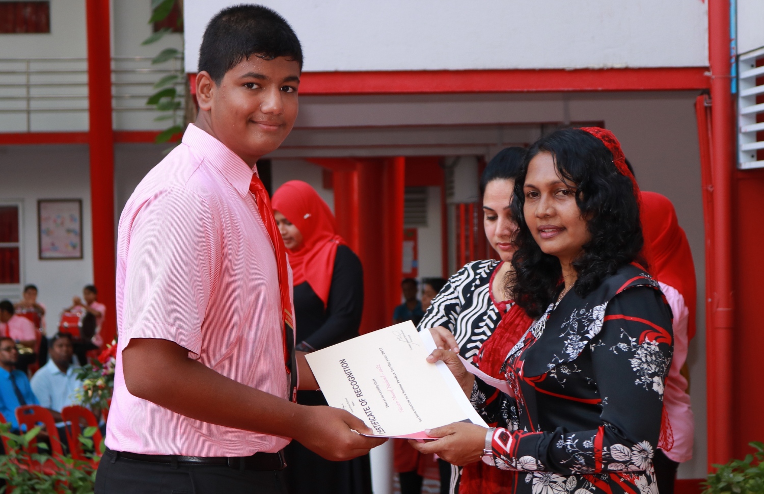 މާލެ: ފެބްރުއަރީ 28، 2017- އިސްކަންދަރު ސްކޫލުގެ ޕްރިފެކްޓް ބޯޑާއި ކްލަބުތަކުގެ މަގާމުތަކަށް ހޮވުނު ދަރިވަރުން ހުވާކުރުމަށް ބޭއްވި ރަސްމިއްޔާތުގައި ދަރިވަރަކަށް ސެޓިފިކެޓް ހަވާލު ކޮށްދެއްވަނީ.---ފޮޓޯ: އިސްކަންދަރު ސްކޫލް