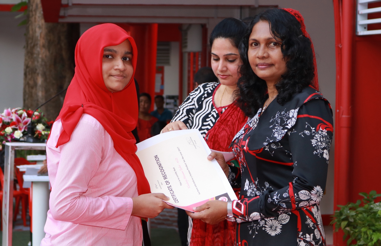 މާލެ: ފެބްރުއަރީ 28، 2017- އިސްކަންދަރު ސްކޫލުގެ ޕްރިފެކްޓް ބޯޑާއި ކްލަބުތަކުގެ މަގާމުތަކަށް ހޮވުނު ދަރިވަރުން ހުވާކުރުމަށް ބޭއްވި ރަސްމިއްޔާތުގައި ދަރިވަރަކަށް ސެޓިފިކެޓް ހަވާލު ކޮށްދެއްވަނީ.---ފޮޓޯ: އިސްކަންދަރު ސްކޫލް