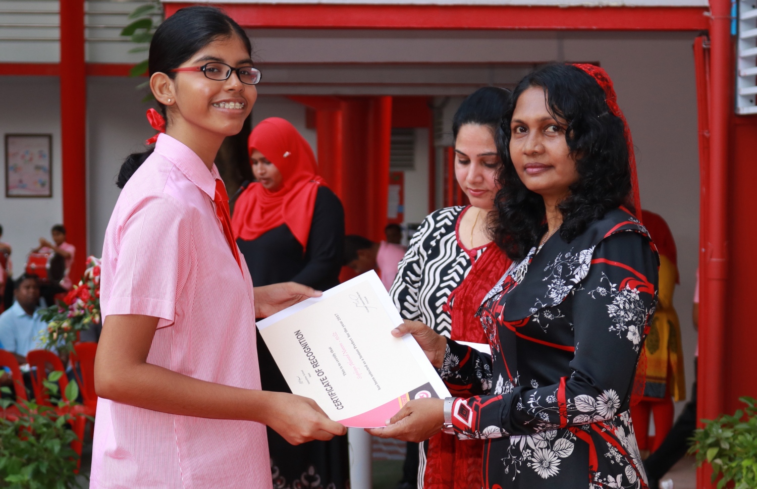 މާލެ: ފެބްރުއަރީ 28، 2017- އިސްކަންދަރު ސްކޫލުގެ ޕްރިފެކްޓް ބޯޑާއި ކްލަބުތަކުގެ މަގާމުތަކަށް ހޮވުނު ދަރިވަރުން ހުވާކުރުމަށް ބޭއްވި ރަސްމިއްޔާތުގައި ދަރިވަރަކަށް ސެޓިފިކެޓް ހަވާލު ކޮށްދެއްވަނީ.---ފޮޓޯ: އިސްކަންދަރު ސްކޫލް