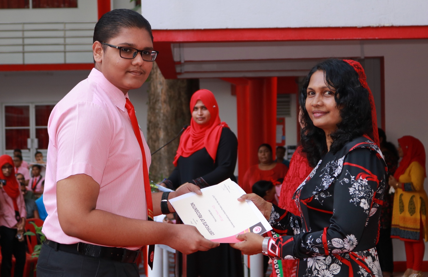 މާލެ: ފެބްރުއަރީ 28، 2017- އިސްކަންދަރު ސްކޫލުގެ ޕްރިފެކްޓް ބޯޑާއި ކްލަބުތަކުގެ މަގާމުތަކަށް ހޮވުނު ދަރިވަރުން ހުވާކުރުމަށް ބޭއްވި ރަސްމިއްޔާތުގައި ދަރިވަރަކަށް ސެޓިފިކެޓް ހަވާލު ކޮށްދެއްވަނީ.---ފޮޓޯ: އިސްކަންދަރު ސްކޫލް