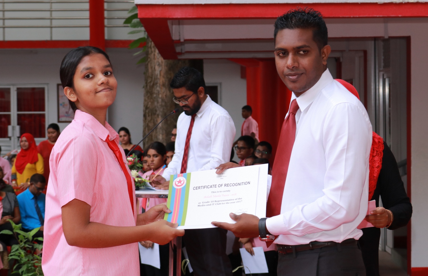 މާލެ: ފެބްރުއަރީ 28، 2017- އިސްކަންދަރު ސްކޫލުގެ ޕްރިފެކްޓް ބޯޑާއި ކްލަބުތަކުގެ މަގާމުތަކަށް ހޮވުނު ދަރިވަރުން ހުވާކުރުމަށް ބޭއްވި ރަސްމިއްޔާތުގައި ދަރިވަރަކަށް ސެޓިފިކެޓް ހަވާލު ކޮށްދެއްވަނީ.---ފޮޓޯ: އިސްކަންދަރު ސްކޫލް