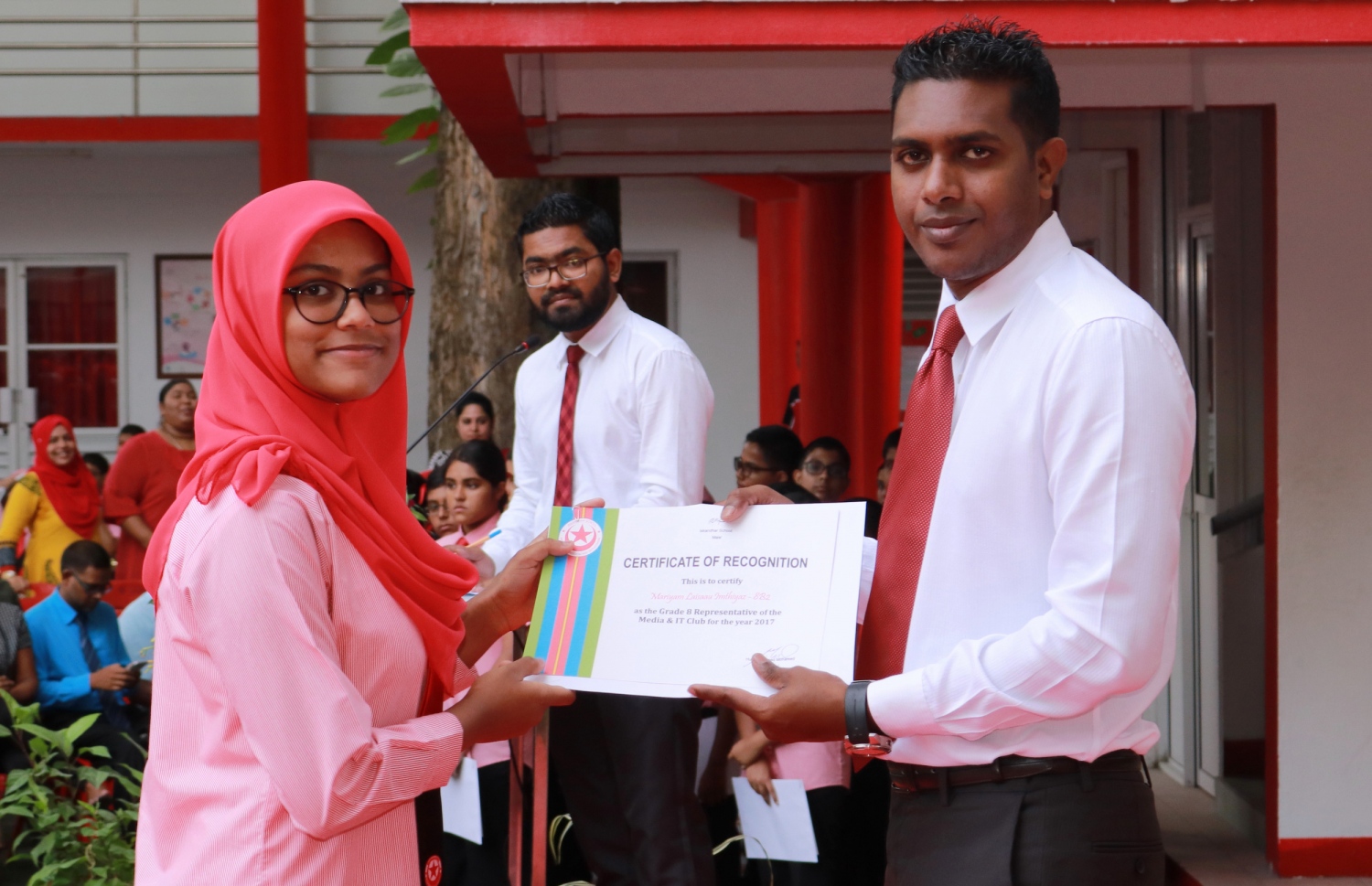 މާލެ: ފެބްރުއަރީ 28، 2017- އިސްކަންދަރު ސްކޫލުގެ ޕްރިފެކްޓް ބޯޑާއި ކްލަބުތަކުގެ މަގާމުތަކަށް ހޮވުނު ދަރިވަރުން ހުވާކުރުމަށް ބޭއްވި ރަސްމިއްޔާތުގައި ދަރިވަރަކަށް ސެޓިފިކެޓް ހަވާލު ކޮށްދެއްވަނީ.---ފޮޓޯ: އިސްކަންދަރު ސްކޫލް