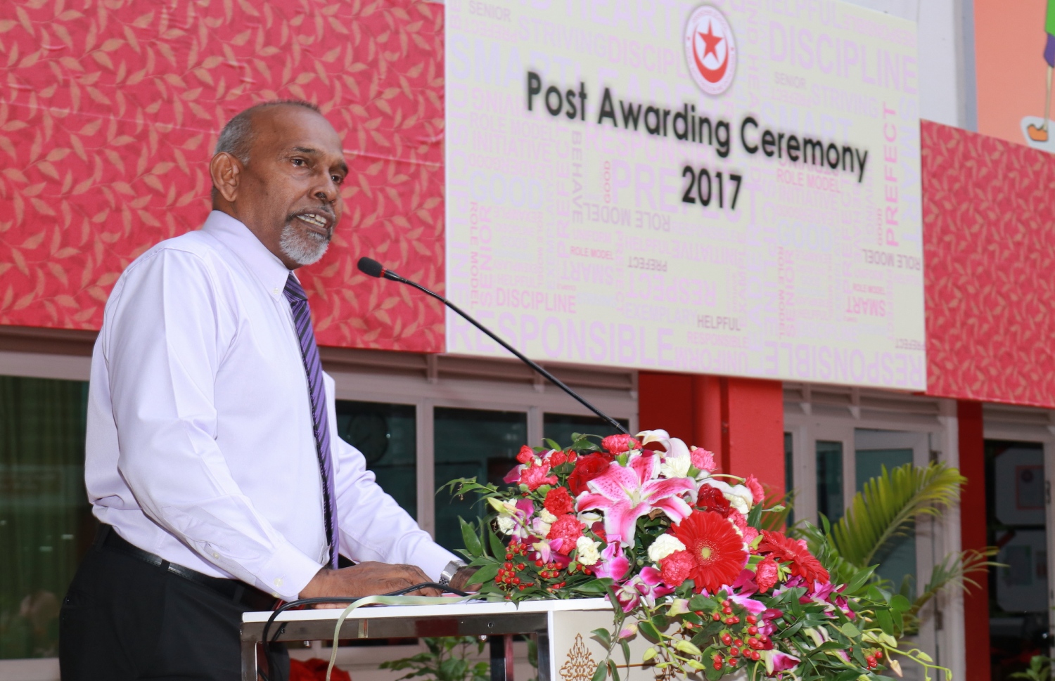 މާލެ: ފެބްރުއަރީ 28، 2017- އިސްކަންދަރު ސްކޫލުގެ ޕްރިފެކްޓް ބޯޑާއި ކްލަބުތަކުގެ މަގާމުތަކަށް ހޮވުނު ދަރިވަރުން ހުވާކުރުމަށް ބޭއްވި ރަސްމިއްޔާތުގައި އެޑިއުކޭޝަން މިނިސްޓްރީގެ ސީނިއާ ޕޮލިސީ އެގްޒެކްޓިވް އިބްރާހިމް އިސްމައިލް ވާހަކަ ދައްކަވަނީ.---ފޮޓޯ: އިސްކަންދަރު ސްކޫލް