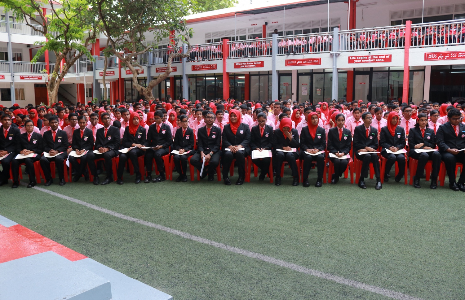 މާލެ: ފެބްރުއަރީ 28، 2017- އިސްކަންދަރު ސްކޫލުގެ ޕްރިފެކްޓް ބޯޑާއި ކްލަބުތަކުގެ މަގާމުތަކަށް ހޮވުނު ދަރިވަރުން ހުވާކުރުމަށް ބޭއްވި ރަސްމިއްޔާތުގެ ތެރެއިން.---ފޮޓޯ: އިސްކަންދަރު ސްކޫލް