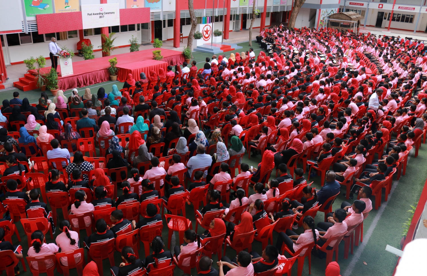 މާލެ: ފެބްރުއަރީ 28، 2017- އިސްކަންދަރު ސްކޫލުގެ ޕްރިފެކްޓް ބޯޑާއި ކްލަބުތަކުގެ މަގާމުތަކަށް ހޮވުނު ދަރިވަރުން ހުވާކުރުމަށް ބޭއްވި ރަސްމިއްޔާތުގެ ތެރެއިން.---ފޮޓޯ: އިސްކަންދަރު ސްކޫލް