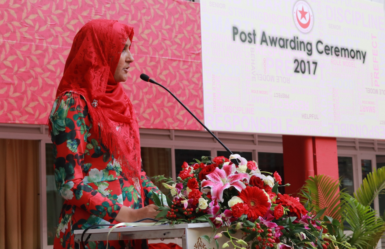 މާލެ: ފެބްރުއަރީ 28، 2017- އިސްކަންދަރު ސްކޫލުގެ ޕްރިފެކްޓް ބޯޑާއި ކްލަބުތަކުގެ މަގާމުތަކަށް ހޮވުނު ދަރިވަރުން ހުވާކުރުމަށް ބޭއްވި ރަސްމިއްޔާތުގައި ސްކޫލުގެ އސްބޭފުޅަކު ވާހަކަ ދައްކަވަނީ.---ފޮޓޯ: އިސްކަންދަރު ސްކޫލް