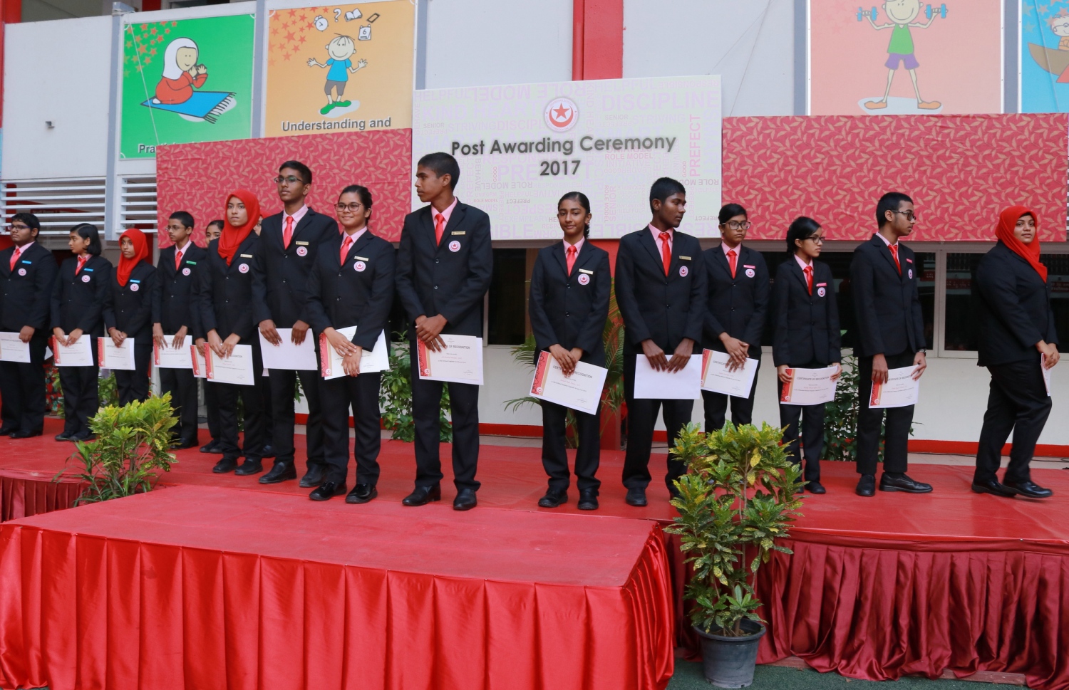 މާލެ: ފެބްރުއަރީ 28، 2017- އިސްކަންދަރު ސްކޫލުގެ ޕްރިފެކްޓް ބޯޑާއި ކްލަބުތަކުގެ މަގާމުތަކަށް ހޮވުނު ދަރިވަރުން ހުވާކުރުމަށް ބޭއްވި ރަސްމިއްޔާތުގެ ތެރެއިން.---ފޮޓޯ: އިސްކަންދަރު ސްކޫލް