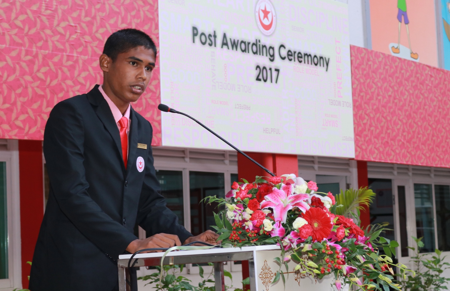 މާލެ: ފެބްރުއަރީ 28، 2017- އިސްކަންދަރު ސްކޫލުގެ ޕްރިފެކްޓް ބޯޑާއި ކްލަބުތަކުގެ މަގާމުތަކަށް ހޮވުނު ދަރިވަރުން ހުވާކުރުމަށް ބޭއްވި ރަސްމިއްޔާތުގައި ސްކޫލުގެ ދަރިވަރަކު ވާހަކަ ދައްކަނީ.---ފޮޓޯ: އިސްކަންދަރު ސްކޫލް