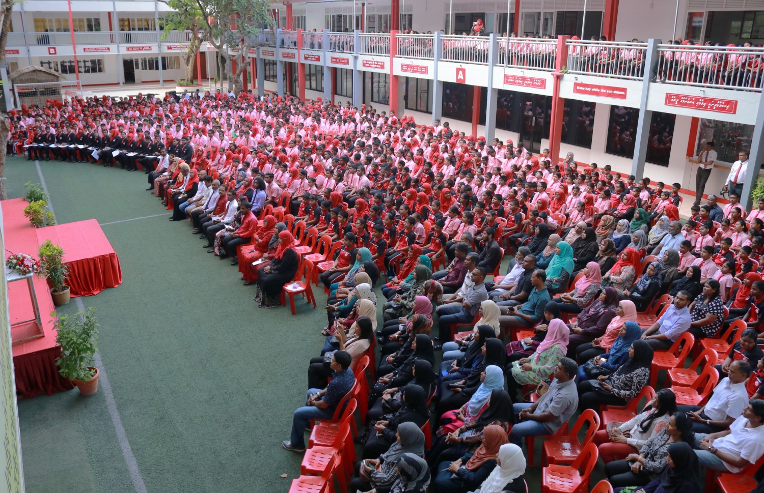 މާލެ: ފެބްރުއަރީ 28، 2017- އިސްކަންދަރު ސްކޫލުގެ ޕްރިފެކްޓް ބޯޑާއި ކްލަބުތަކުގެ މަގާމުތަކަށް ހޮވުނު ދަރިވަރުން ހުވާކުރުމަށް ބޭއްވި ރަސްމިއްޔާތުގެ ތެރެއިން.---ފޮޓޯ: އިސްކަންދަރު ސްކޫލް