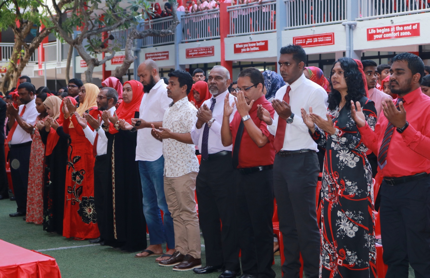 މާލެ: ފެބްރުއަރީ 28، 2017- އިސްކަންދަރު ސްކޫލުގެ ޕްރިފެކްޓް ބޯޑާއި ކްލަބުތަކުގެ މަގާމުތަކަށް ހޮވުނު ދަރިވަރުން ހުވާކުރުމަށް ބޭއްވި ރަސްމިއްޔާތުގެ ތެރެއިން.---ފޮޓޯ: އިސްކަންދަރު ސްކޫލް